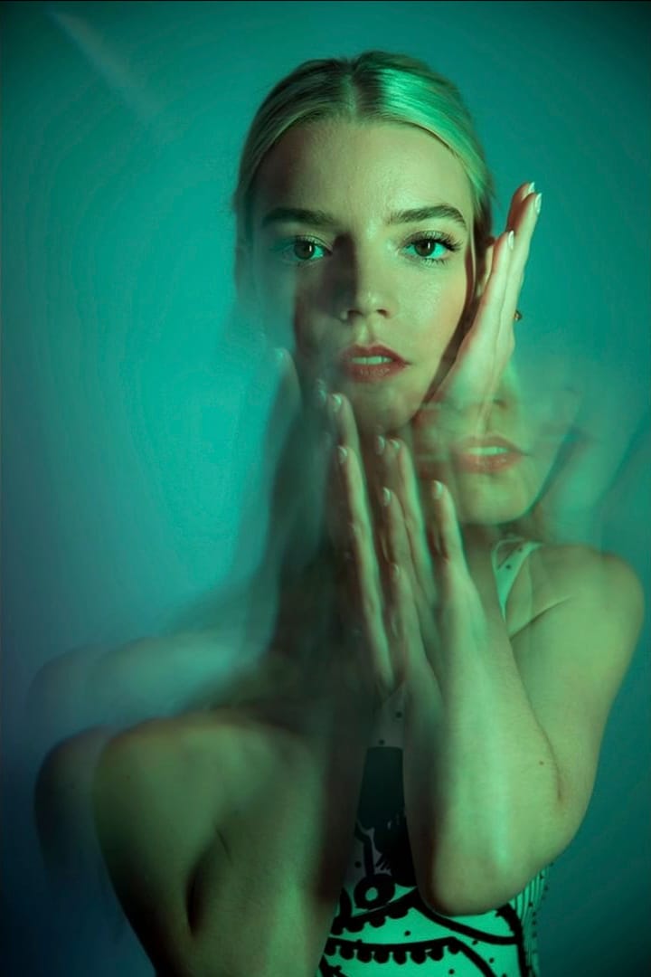 攝影師透過五稜鏡，拍攝Netflix劇集《后翼棄兵》女演員安雅泰勒喬伊（ Anya Taylor-Joy），讓這位女星的臉容和雙手重複出現。除了泰勒喬伊，他也拍攝 Lady Gaga、Kristen Stewart、Andra Day 等演員，報導疫情第二年於荷理活電影工業開始復甦的情況。