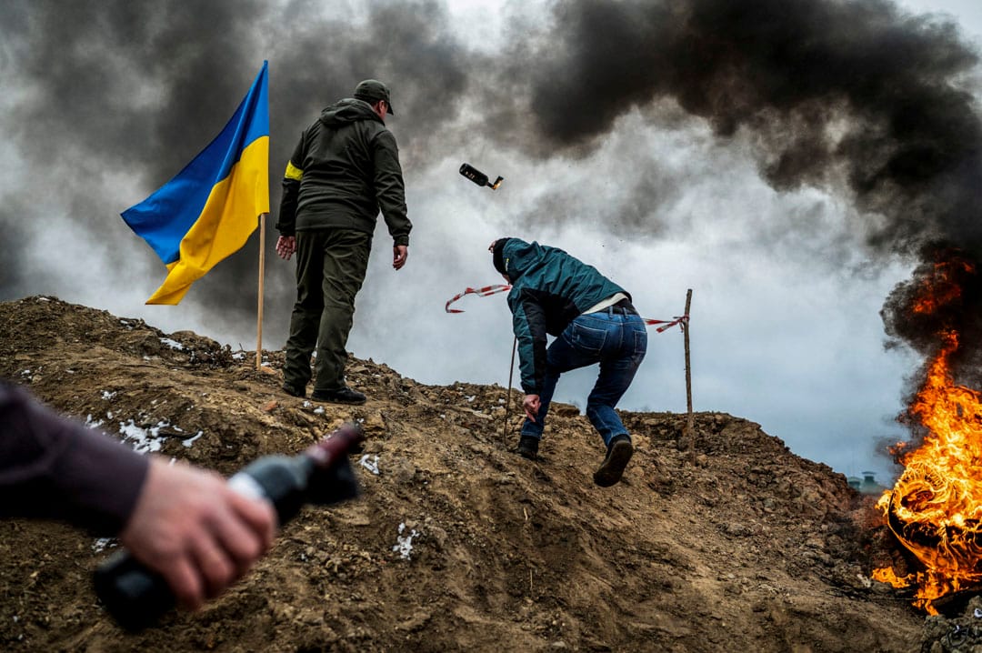 2022年3月1日,乌克兰日托米尔,随著俄罗斯继续入侵乌克兰,一名平民训练投掷燃烧弹来保卫这座城市。