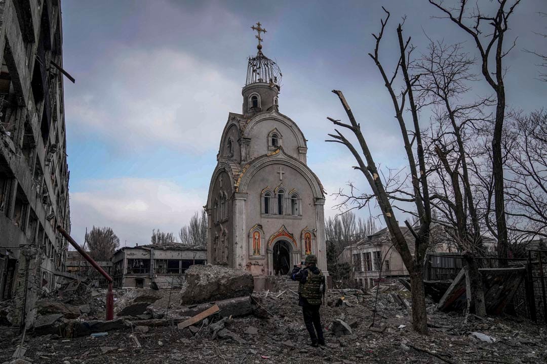 2022年3月10日，乌克兰南部城市马里乌波尔（Mariupol），一名乌克兰士兵在一座被炮轰炸毁的教堂前拍照。