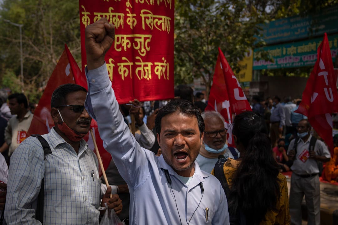 2022年3月29日，印度首都新德里，一名參與罷工的示威者在高呼口號。