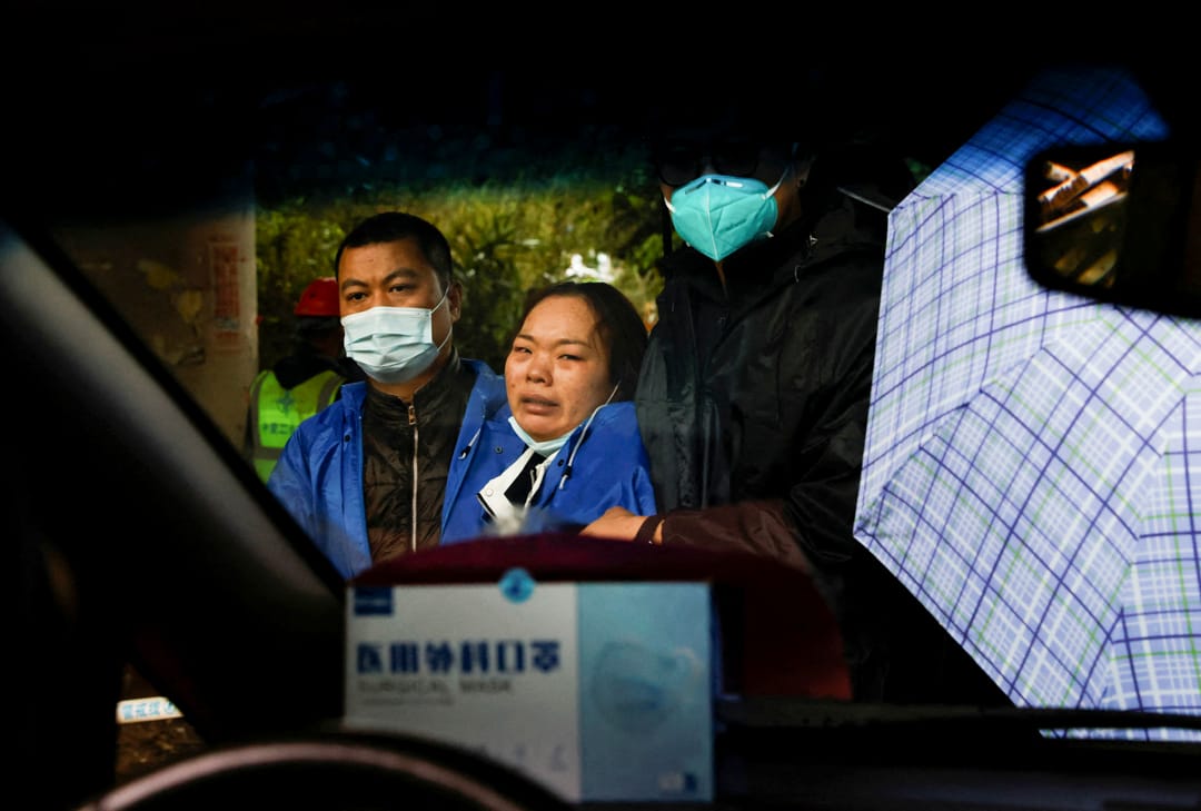 2022年3月24日，中國廣西壯族自治區梧州，東方航空公司波音737-800客機墜毀現場附近，一名受害者親屬在哭泣。攝：Carlos Garcia Rawlins/Reuters/達志影像