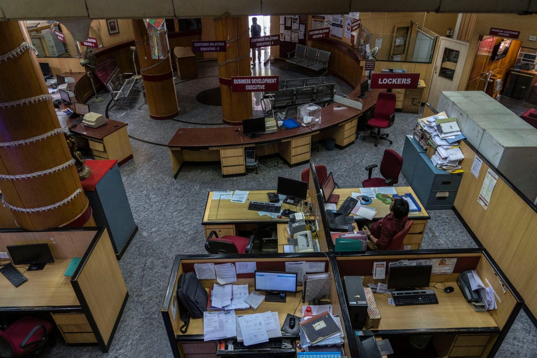 2022年3月28日，印度城市孟買一家銀行的辦公室內沒人上班，員工都前往參與工會號召的罷工行動抗議國內油價急升。