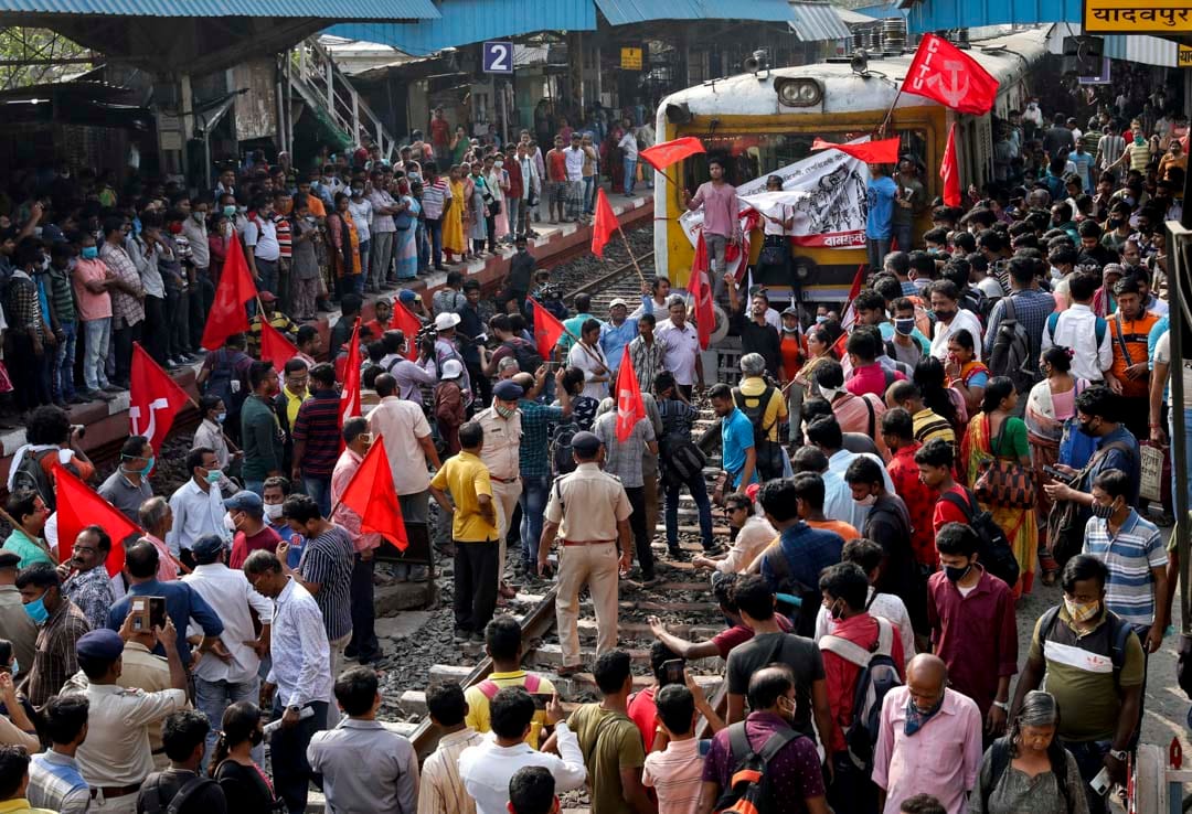 2022年3月28日，印度城市加爾各答，參與罷工的示威者在車站阻止一輛火車開出。