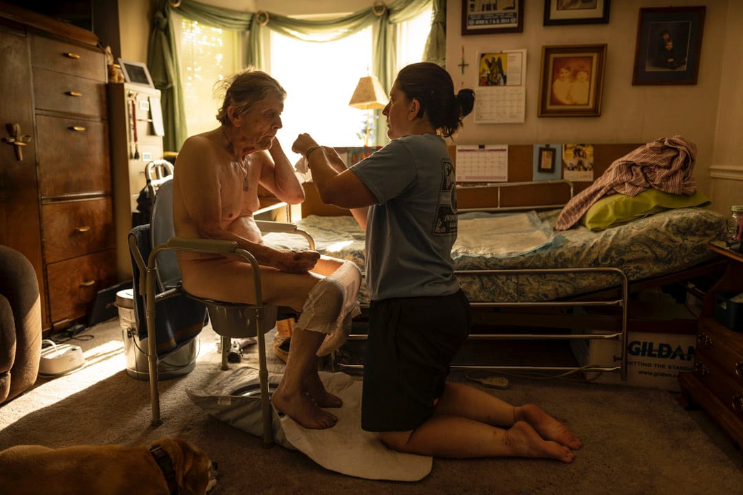 題為「女兒向父親漫長的告別，一位照顧者之旅」，攝影師紀錄了美國康乃狄克州 Leandra Manos 在疫情底下，照顧85歲患有失智症父親George Manos 的過程。Leandra 辭去全職工作，肩負起照顧父親的責任。根據國際失智症協會報告，「2020年，全球超過5500萬人患有失智症。估算數字每20年將會翻倍，至2030將達78000萬人，2050年將達139000萬人。」拍攝計劃在很早之前獲得George 本人同意，他每天部分時間恢復理智，他認為報道出關於失智症的真實故事非常重要。