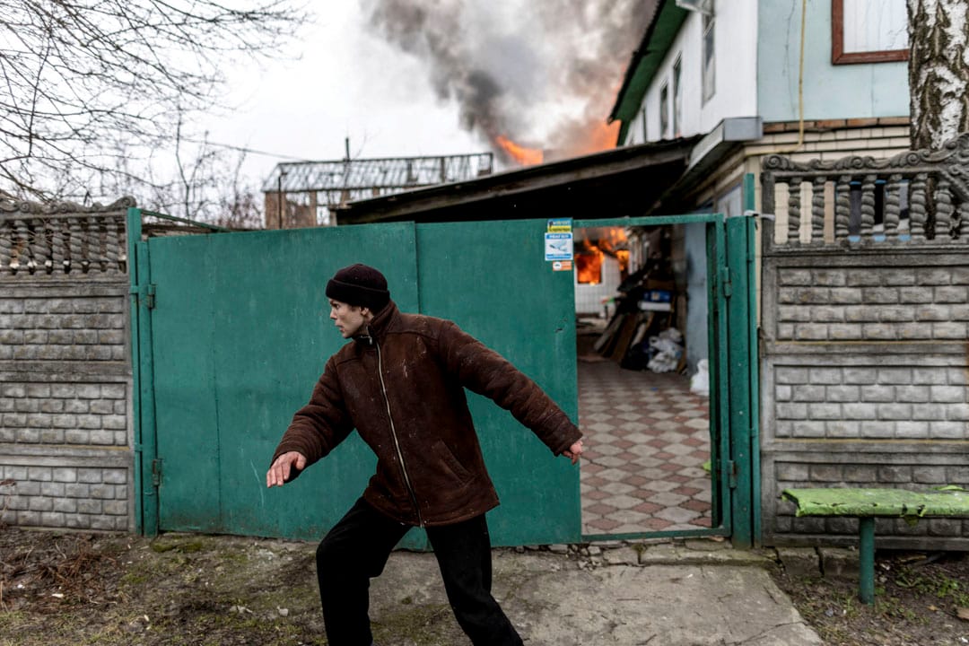 2022年3月6日,俄罗斯军队向距离乌克兰基辅 24 公里的首都推进时,一名当地居民在离开伊尔平镇的唯一逃生路线上遭到俄军猛烈砲击后,房子著火。