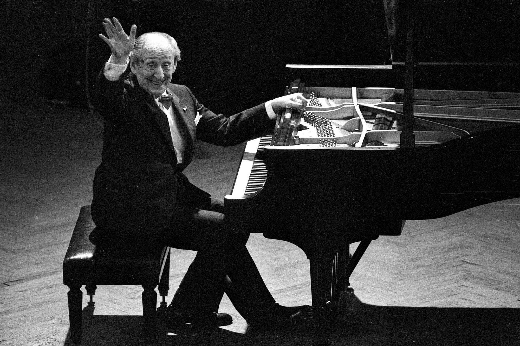 1986年4月20日，鋼琴家荷洛維茲（Vladimir Horowitz）在莫斯科向觀眾揮手致謝。