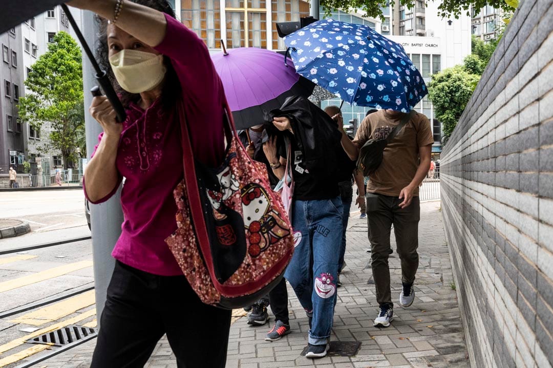 2022年4月25日，幼童院舍“童乐居”职员涉虐儿的案件在九龙城法院开庭。案件共34人被捕，当中27人被落案起诉“对所看管儿童或少年人袭击”罪并上庭；有获准保释的被告离开法院时，都由同伴以雨伞遮挡记者拍摄。