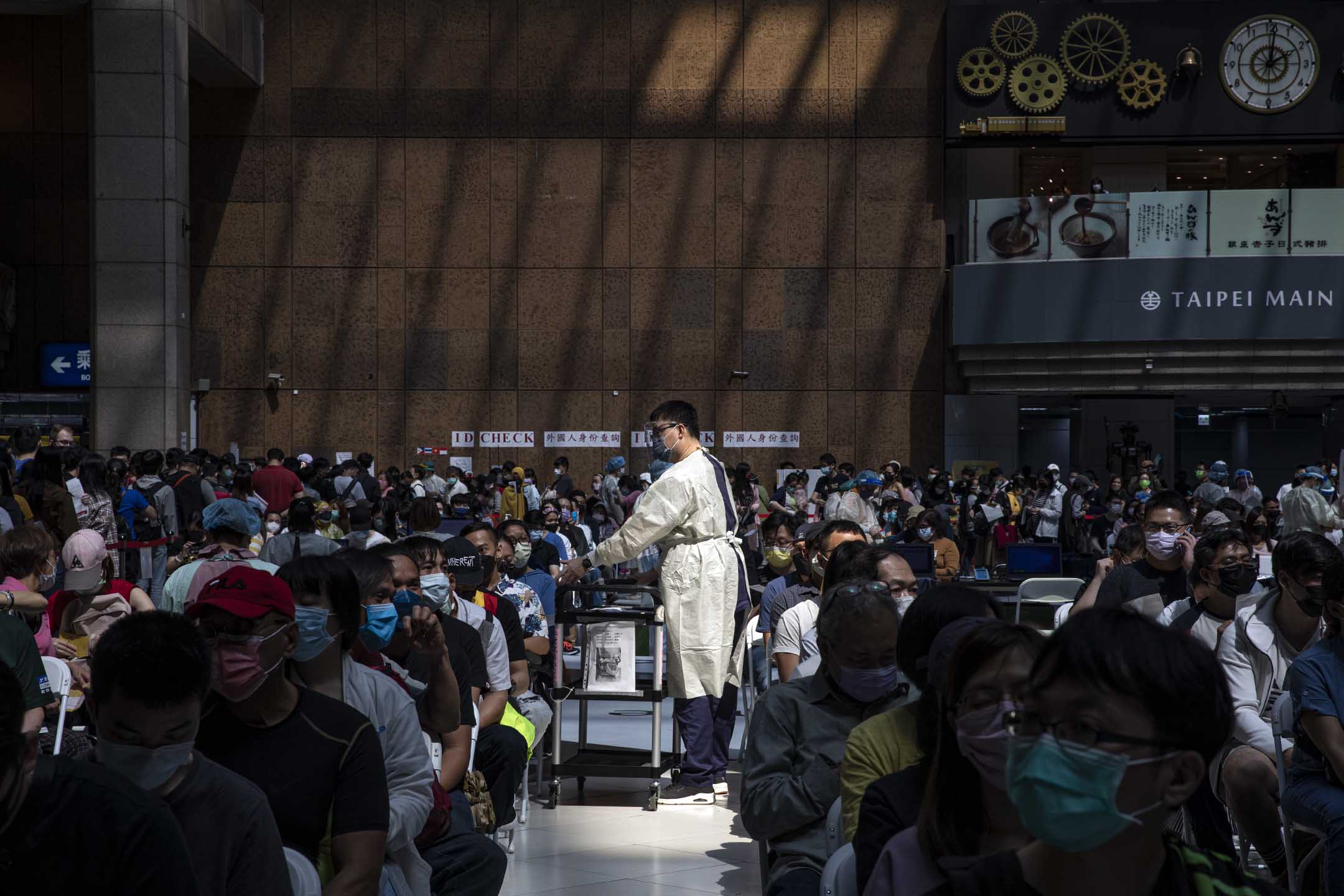 2022年4月23日，台北车站，一名医护人员为等待接种疫苗的人收集资料。