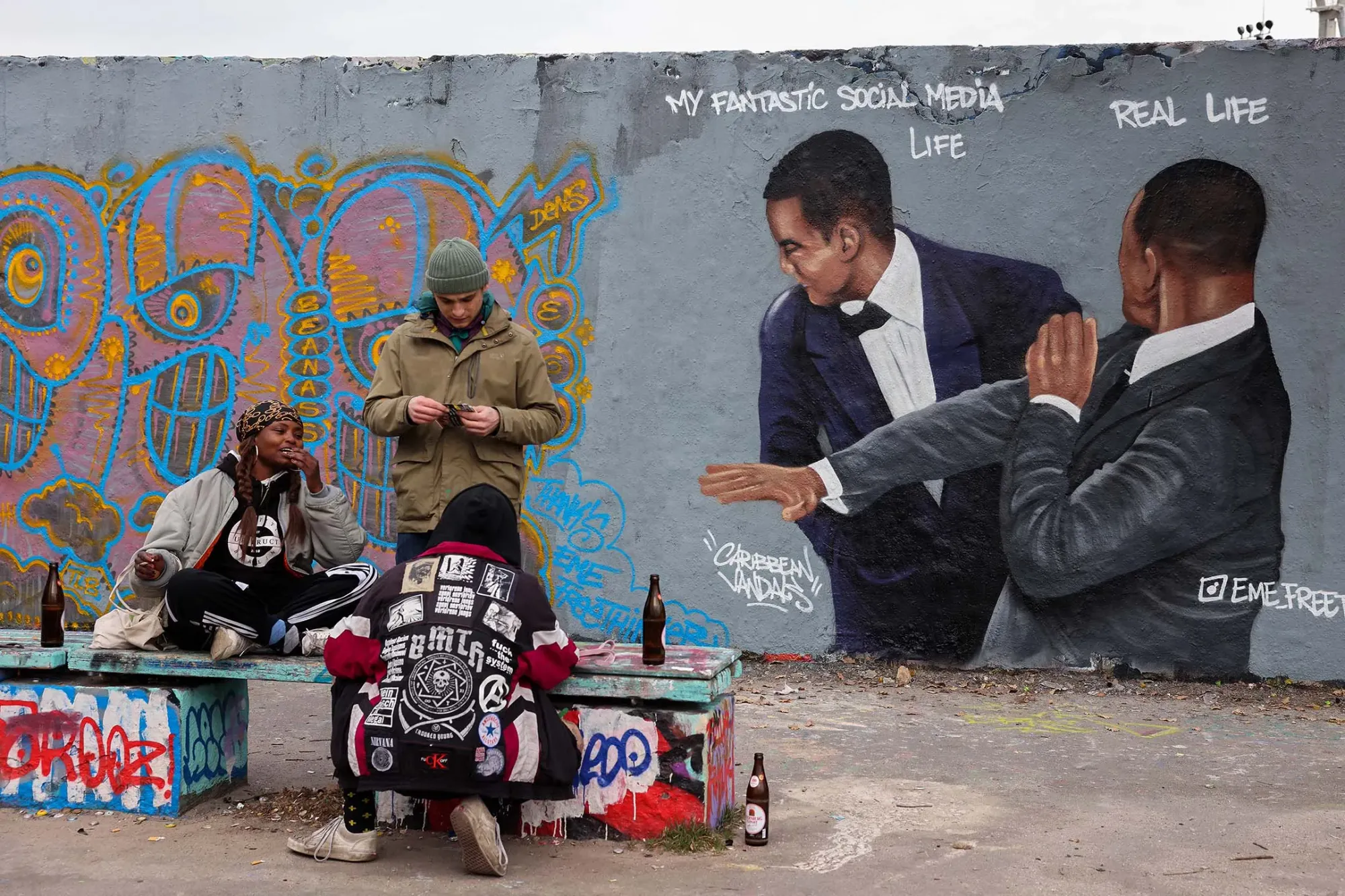 2022年3月30日，德國柏林，牆上塗鴉描繪了第 94 屆奧斯卡頒獎典禮上，演員韋·史密夫(Will Smith)拍打諧星洛克(Chris Rock)的一刻。