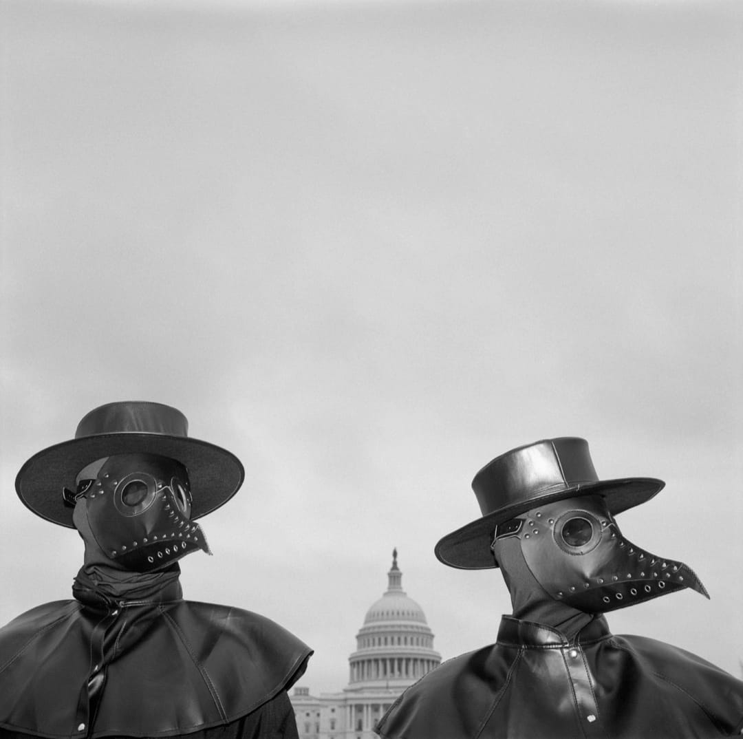 2021年3月25日，美國首都華盛頓，有示威者戴上17世紀瘟疫醫生面具到國會山莊外推廣接種疫苗COVID疫苗。