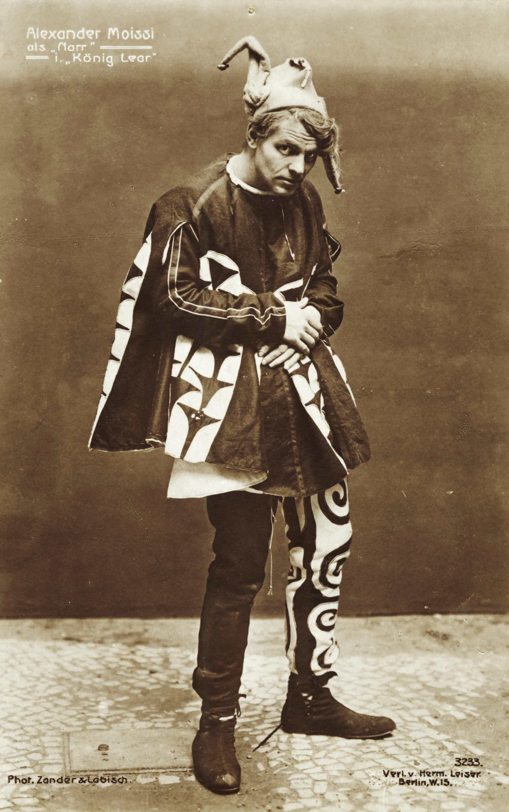 1920 年代柏林，演員亞歷山大·莫西(Alexander Moissi) ，於莎士比亞的《李爾王》中飾演弄人。 