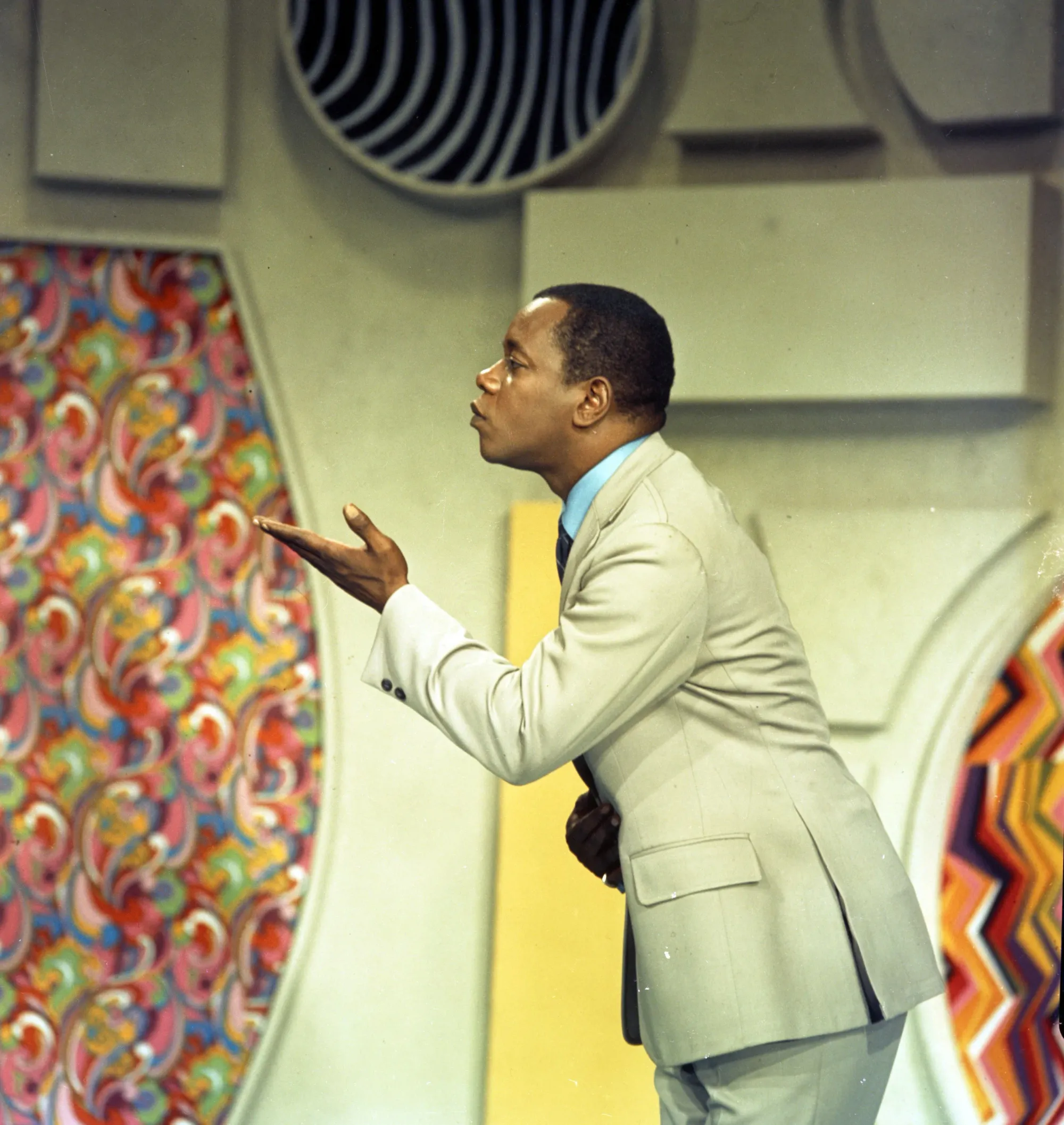 1972 年，黑人脫口秀明星威爾遜（Flip Wilson）主持The Flip Wilson Show 。