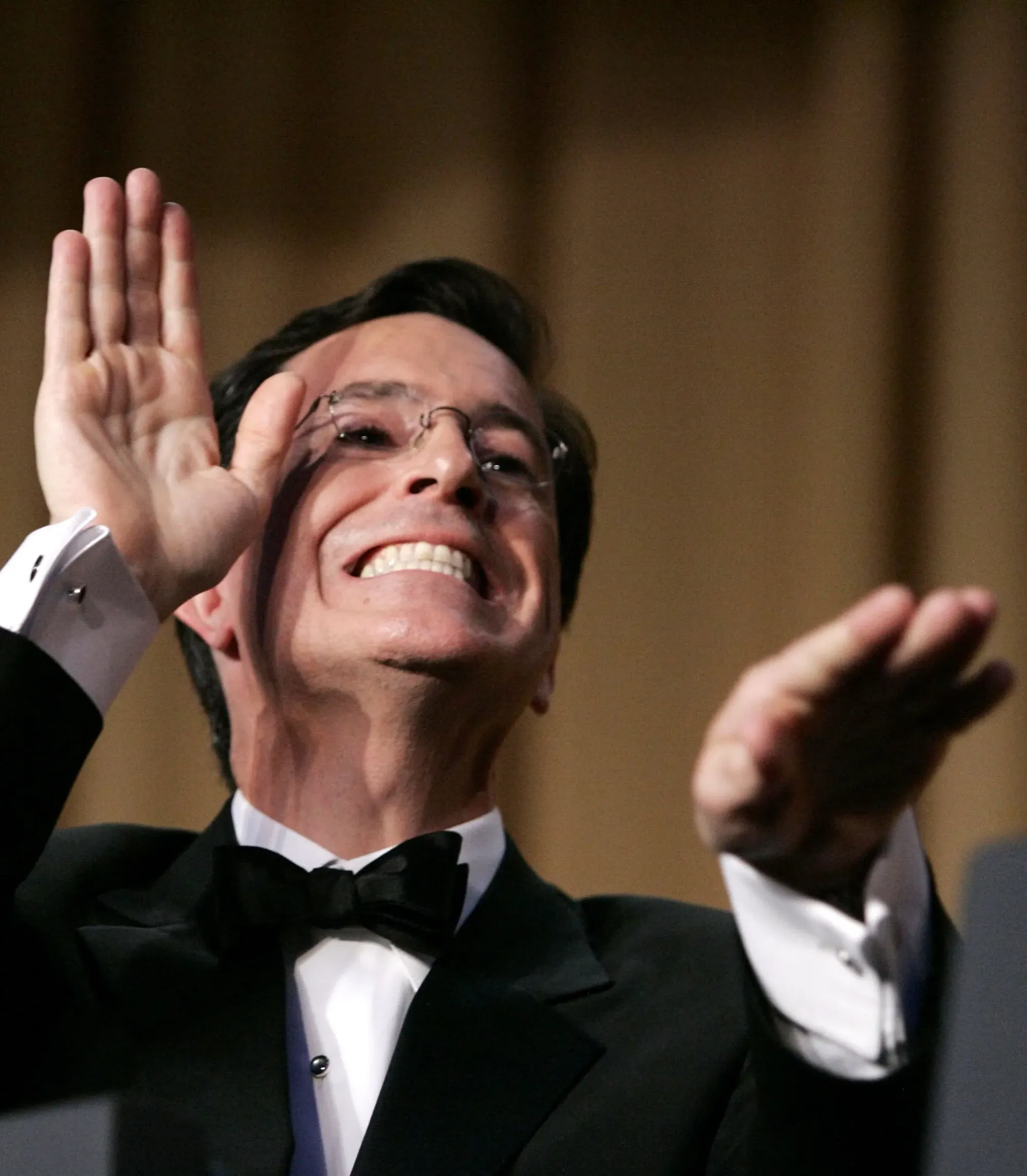 2006年4月29日，脫口秀明星科伯爾（Stephen Colbert） 在華盛頓舉行的白宮記者協會晚宴上表演。