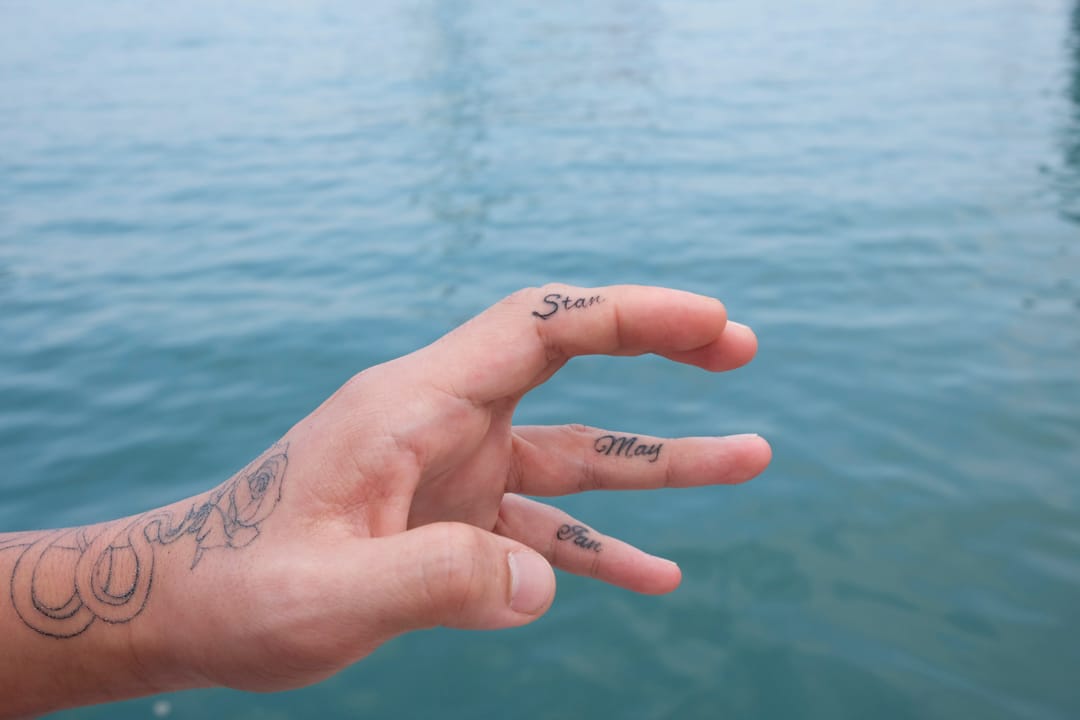 Kyle在左手食指紋了「Stan」，是父親的名字。
