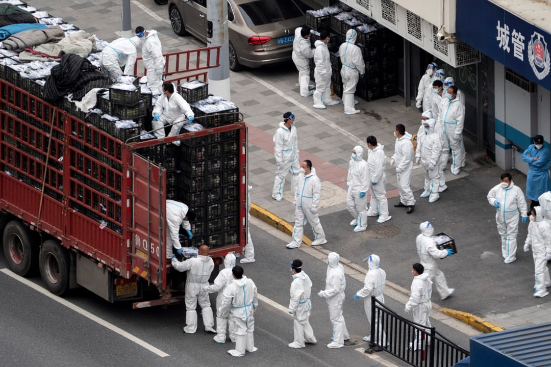 2022年4月5日，上海封城期间，政府为市民提供物资，工人在一条街道上卸下和搬运物资。