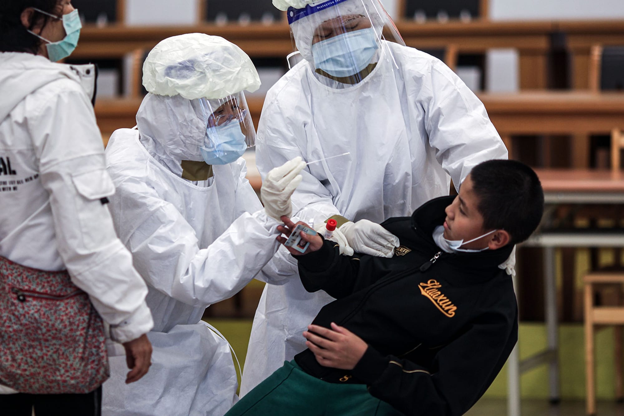 2022年1月6日桃园,工作人员为一名儿童进行2019冠状病毒检测。