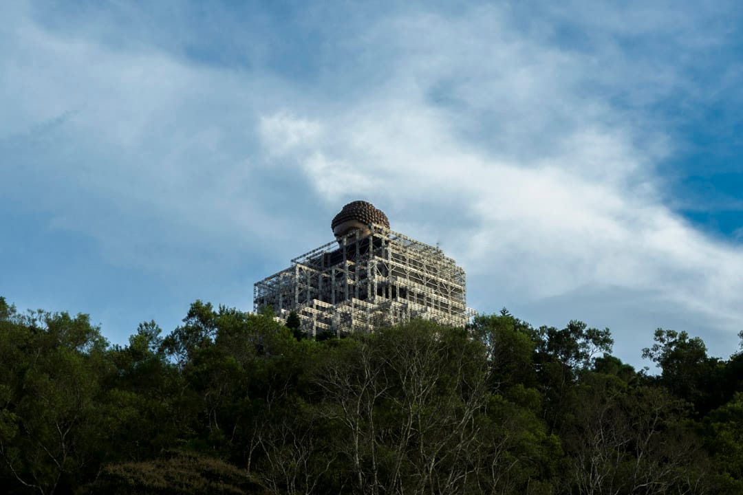 2021年8月30日，香港天壇大佛正在維修保養中，佛像的下半部分被遮蓋起來。