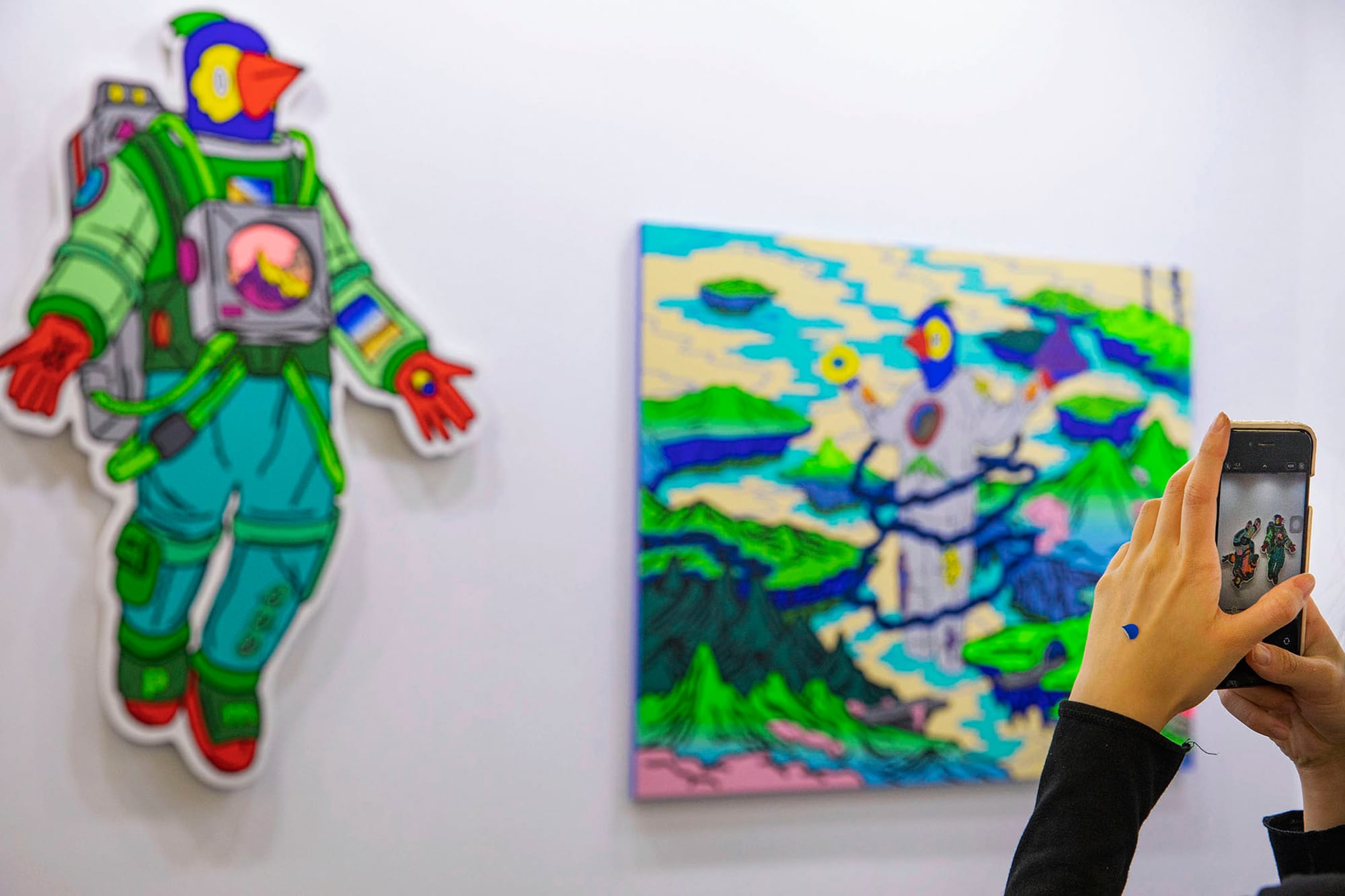 2022年5月21日，台北當代藝術博覽會，市民拍攝藝術品，手上貼有體溫檢查後的標記。