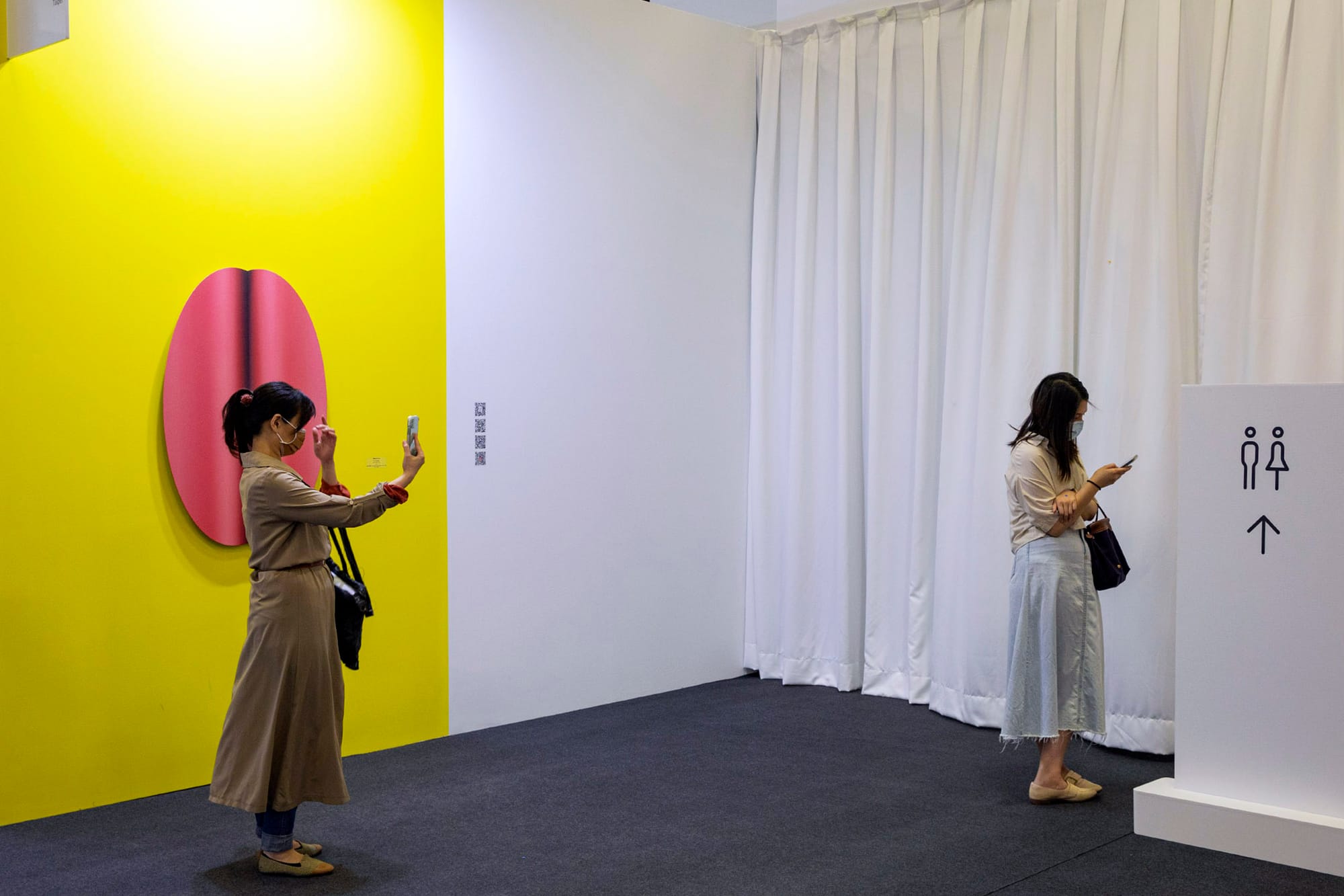 2022年5月21日，台北當代藝術博覽會，市民與藝術品合照。