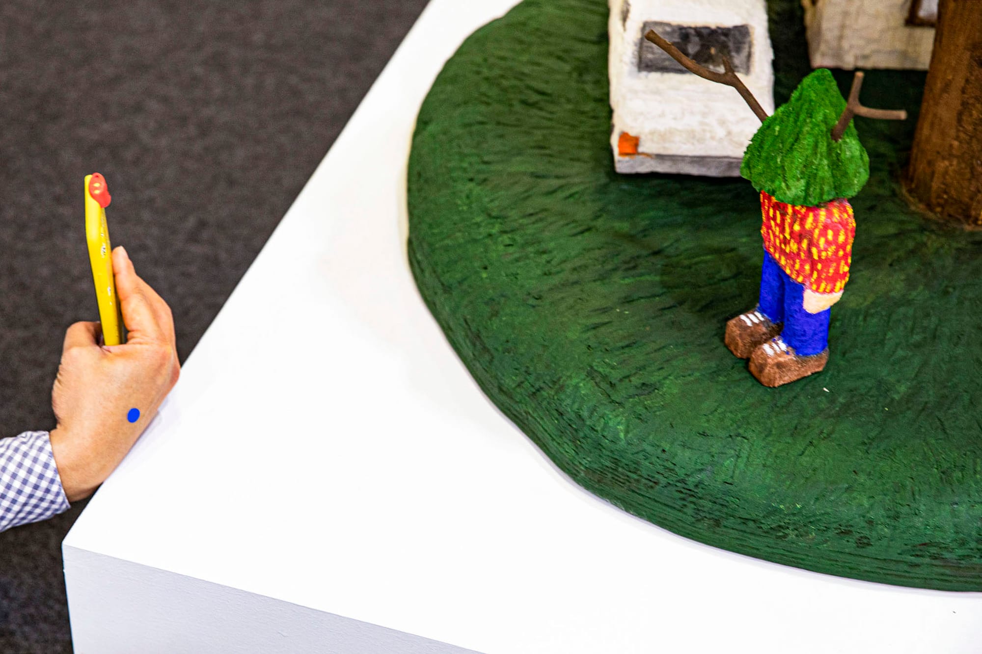 2022年5月21日，台北當代藝術博覽會，市民拍攝藝術品。