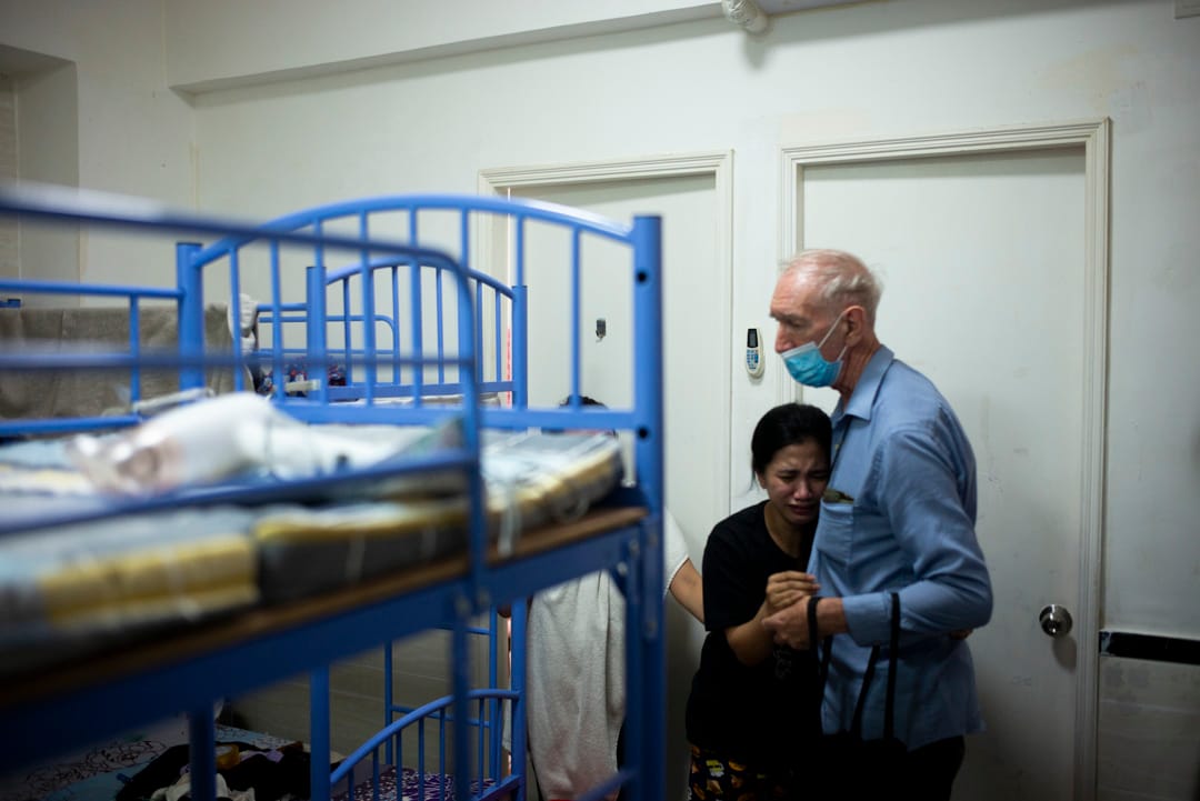 身陷訴訟的Roxan看見胡頌恆後與之相擁,大聲嚎哭。