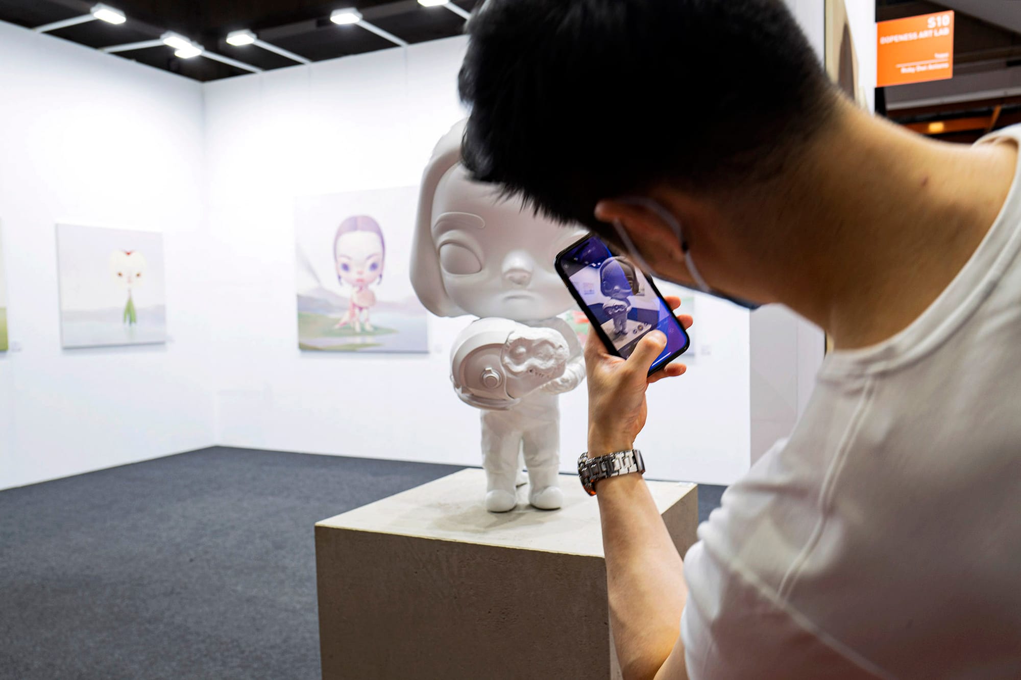 2022年5月21日，台北當代藝術博覽會，市民拍攝藝術品留念。