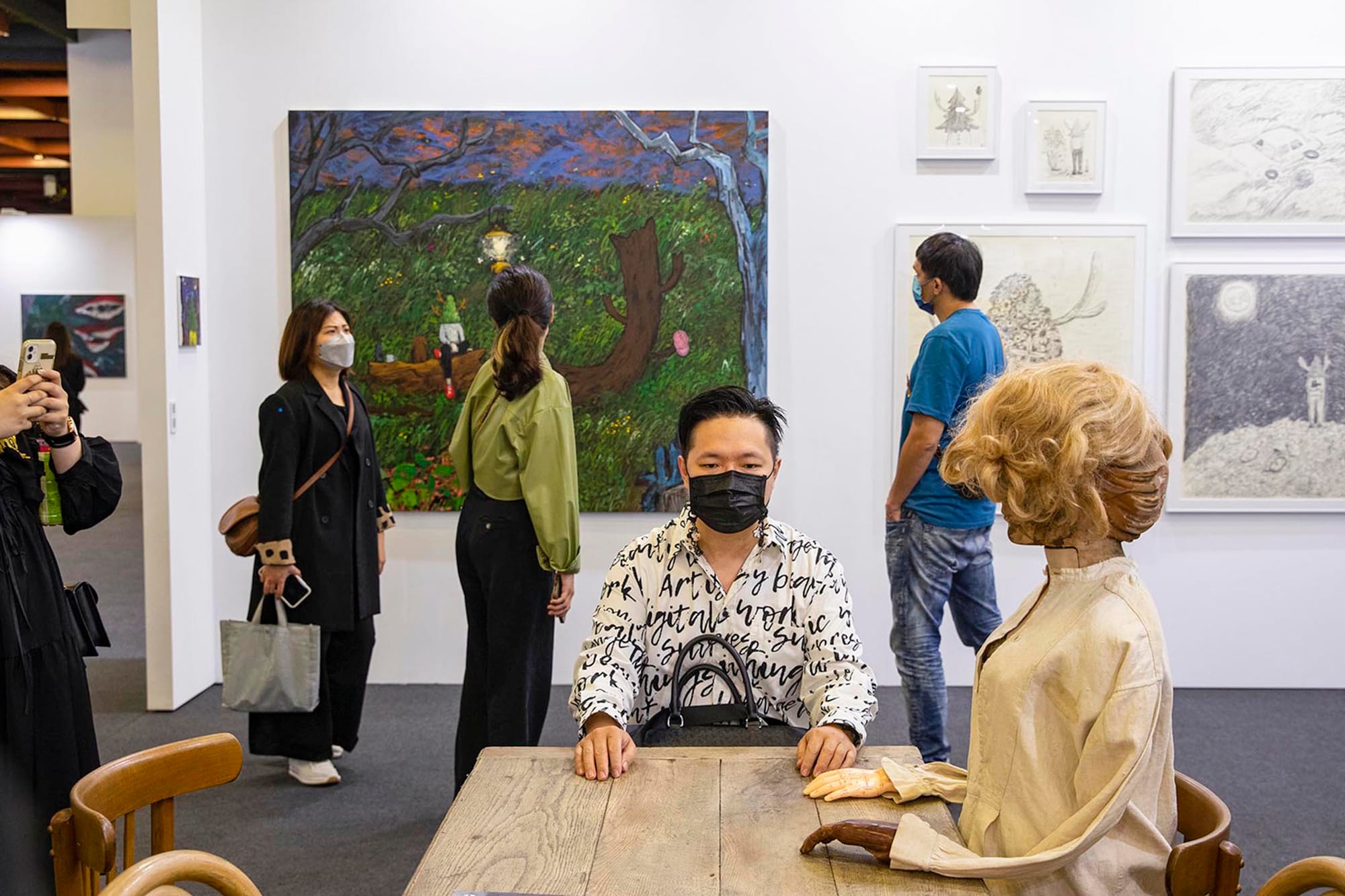 2022年5月21日，台北當代藝術博覽會，市民與藝術品合照。