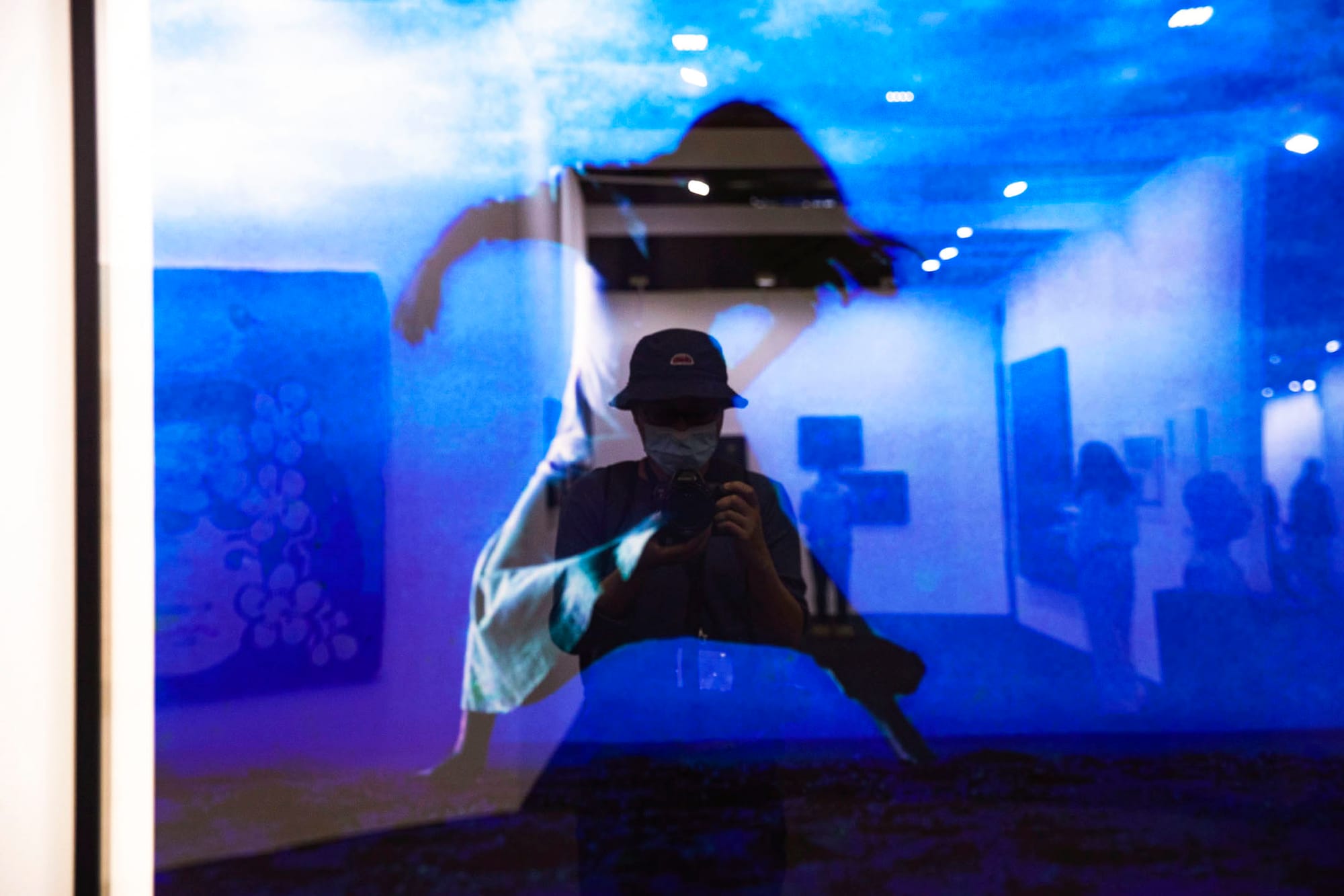 2022年5月20日，台北當代藝術博覽會，市民拍攝藝術品。