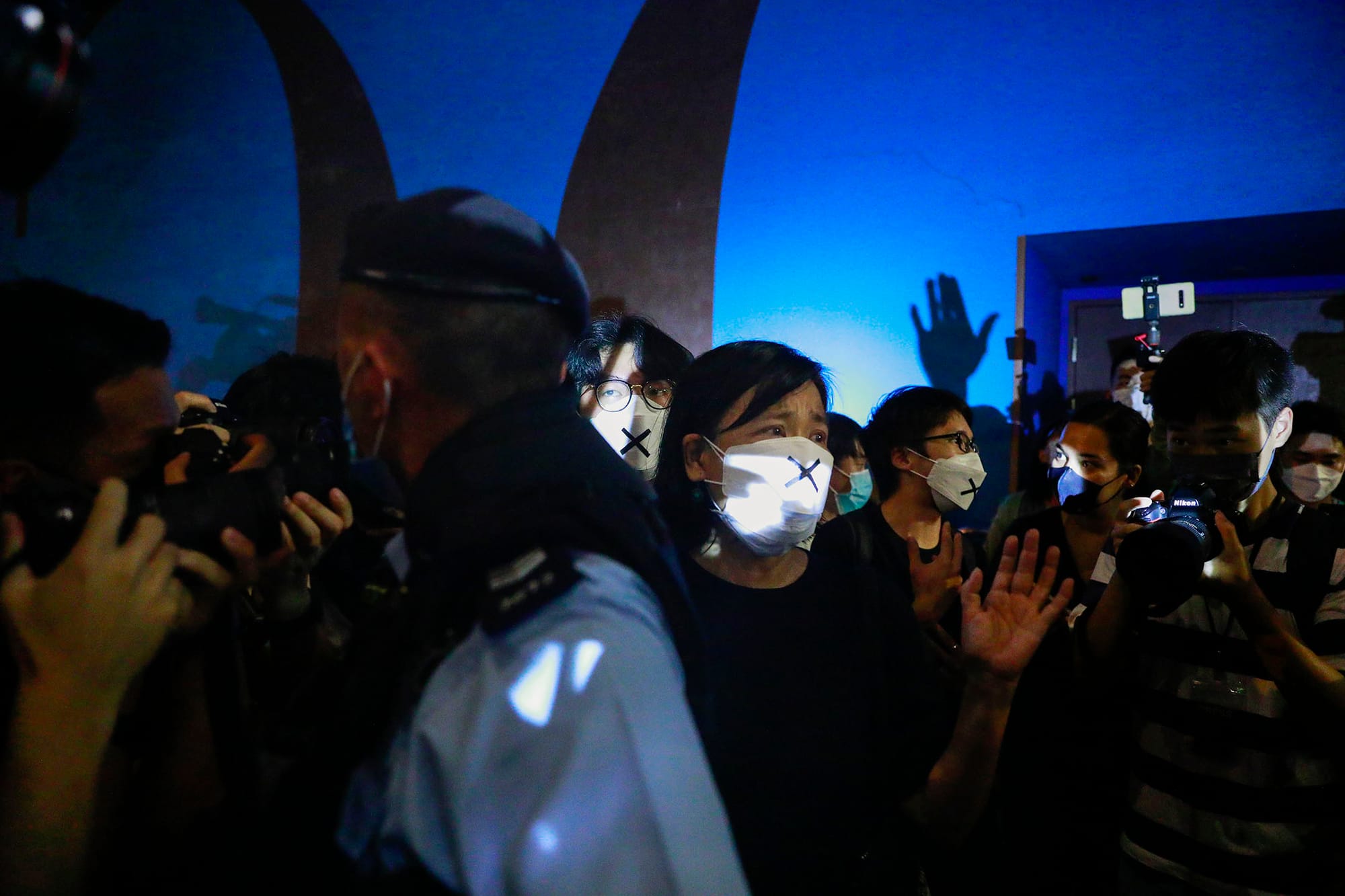 2022年6月4日，六四33周年，是香港维园没有合法集会的第3年，亦是首次无人申请举办集会。戴上印有交叉的口罩的社民连主席陈宝莹在铜锣湾进行默站，数分钟后即被警察要求离开。