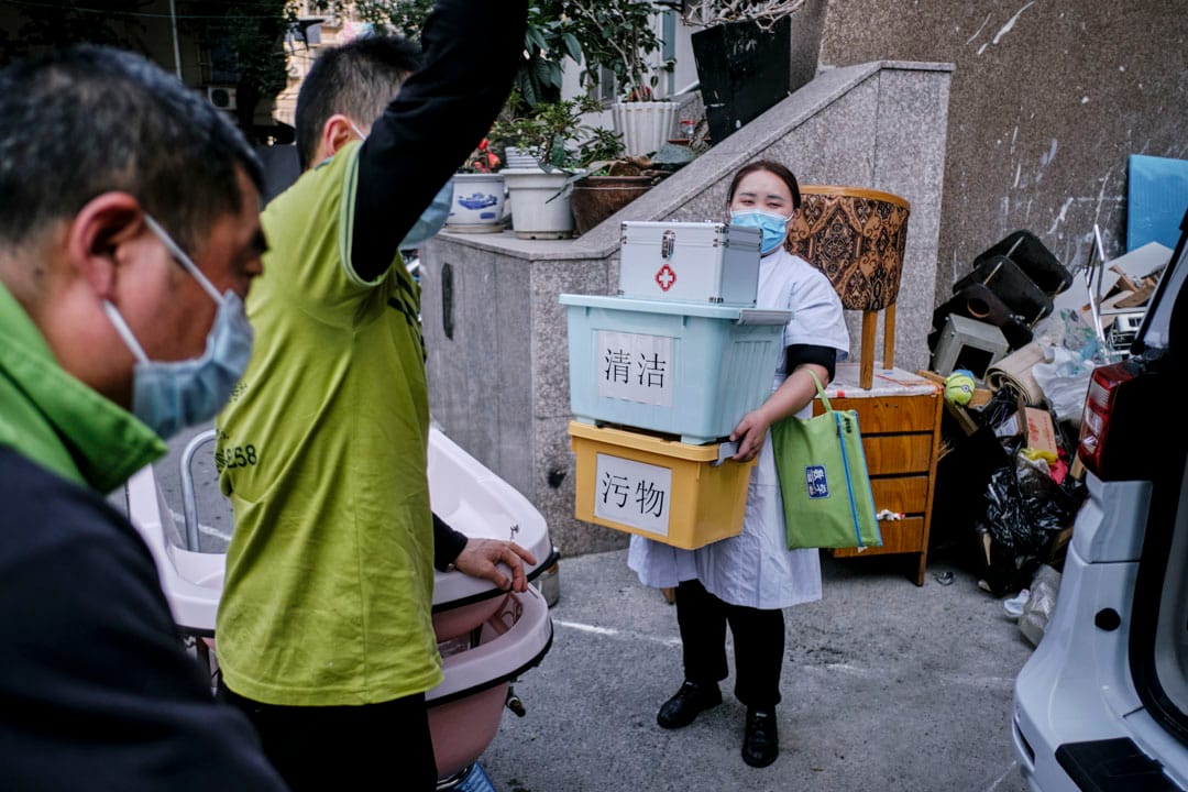 助浴团队将车停在陈菊清家单元门口，准备搬运洗浴工具上楼。