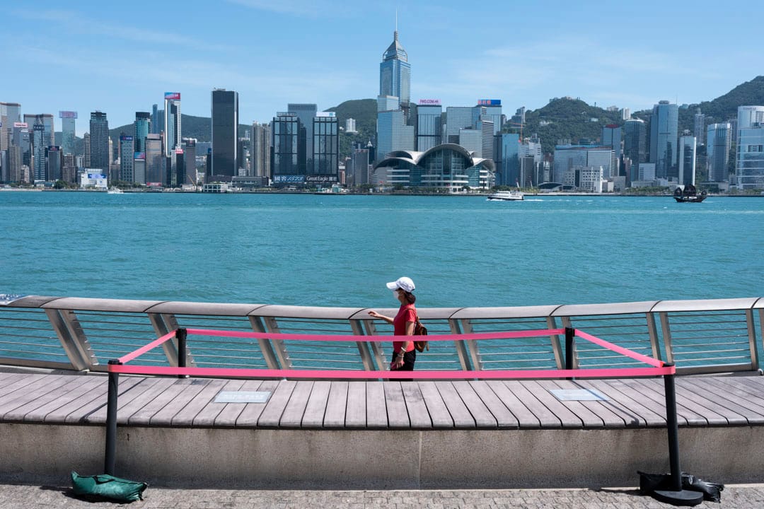 康复后的罗小姐戴住口罩，每天从尖沙咀码头走约3公里到黄埔，再折返，从最初2小时勉强走完全程，最后加速至1小时。