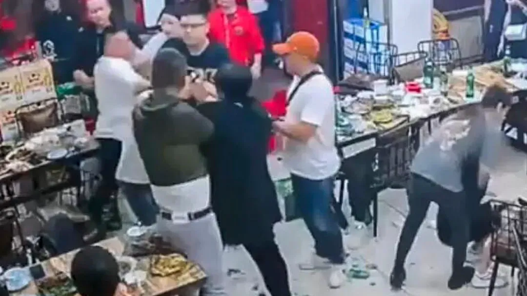 2022年6月10日，河北唐山機場路一家燒烤店發生衝突，多名男子對女子進行毆打。