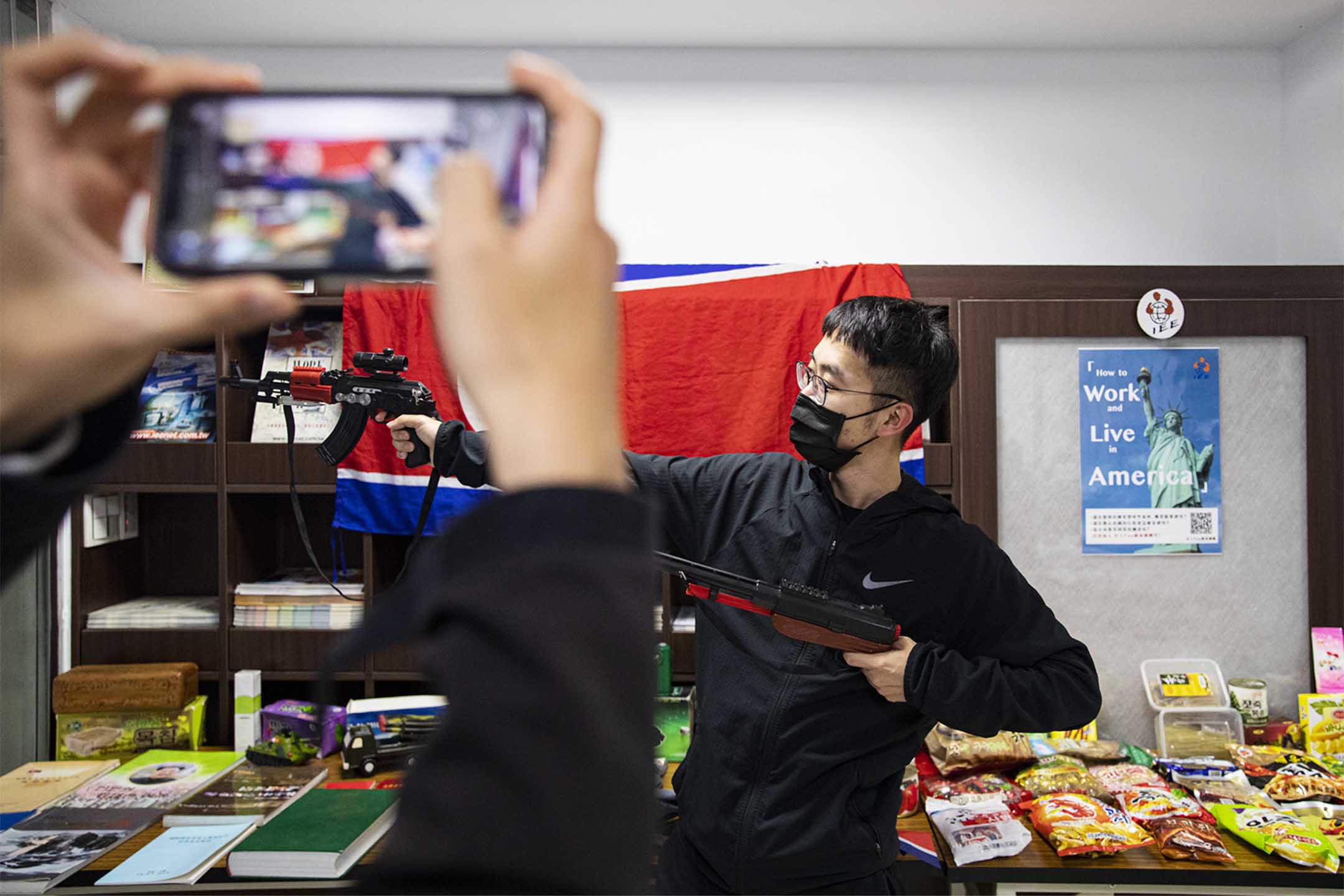 2022年4月16日，台北，慶祝「太陽節」的活動上，參與者拿起北韓玩具槍拍照留念。