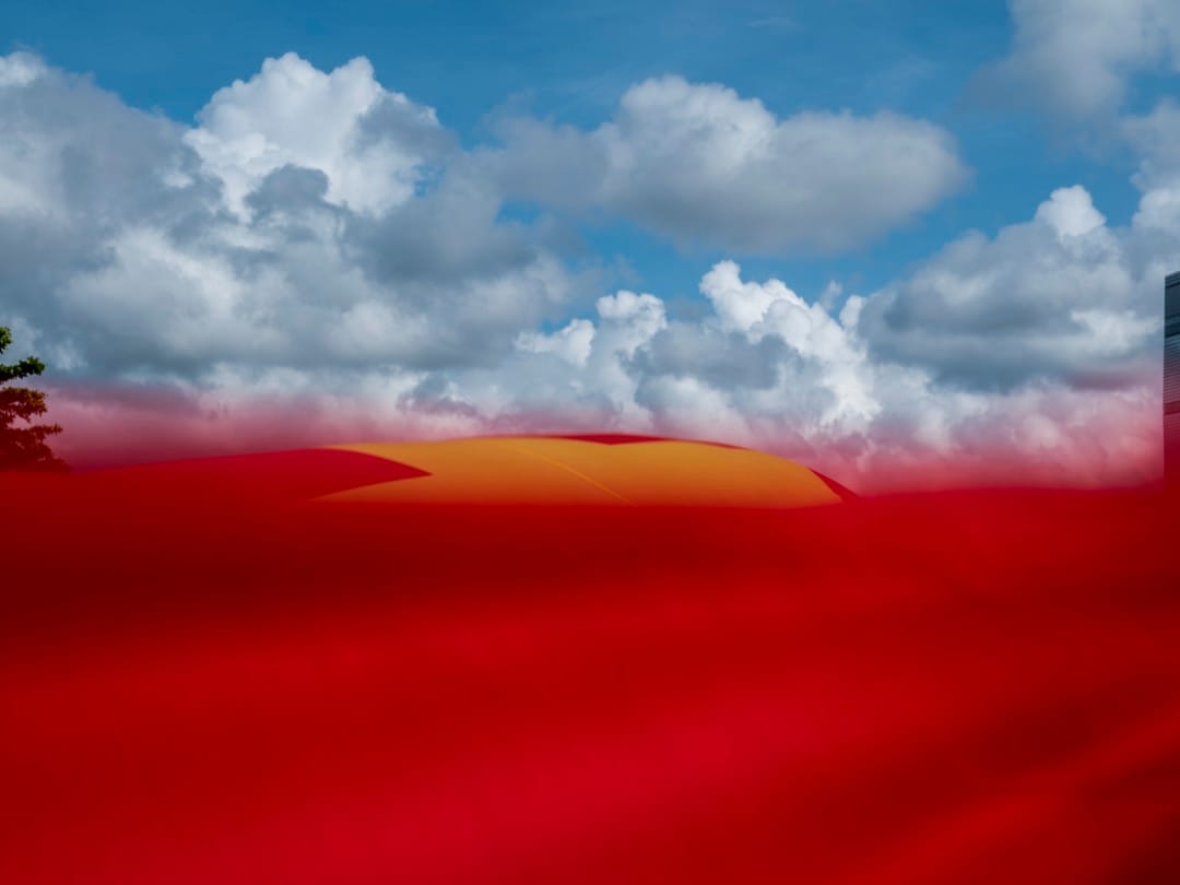 2022年6月29日，金钟添马公园有市民举行快闪唱国歌行动，期间展示巨幅国旗及特区区旗。