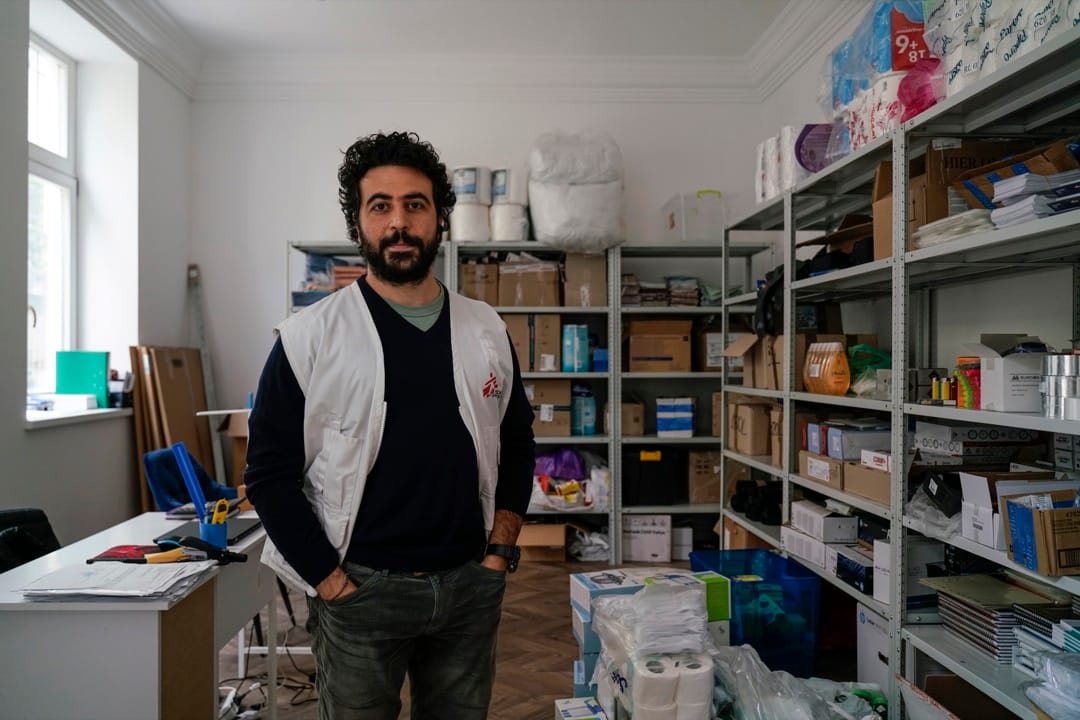 無國界醫生駐利沃夫的醫療列車專案負責人卡瑪林(Yasser Kamaledin)在烏克蘭的辦公室接受採訪。