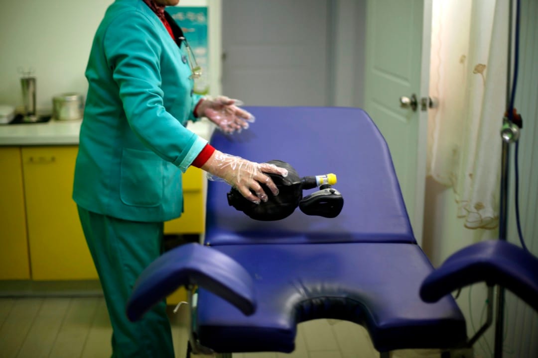 2010年12月，中国西安玛丽斯特普诊所，一名医生为进行人工流产手术做准备。