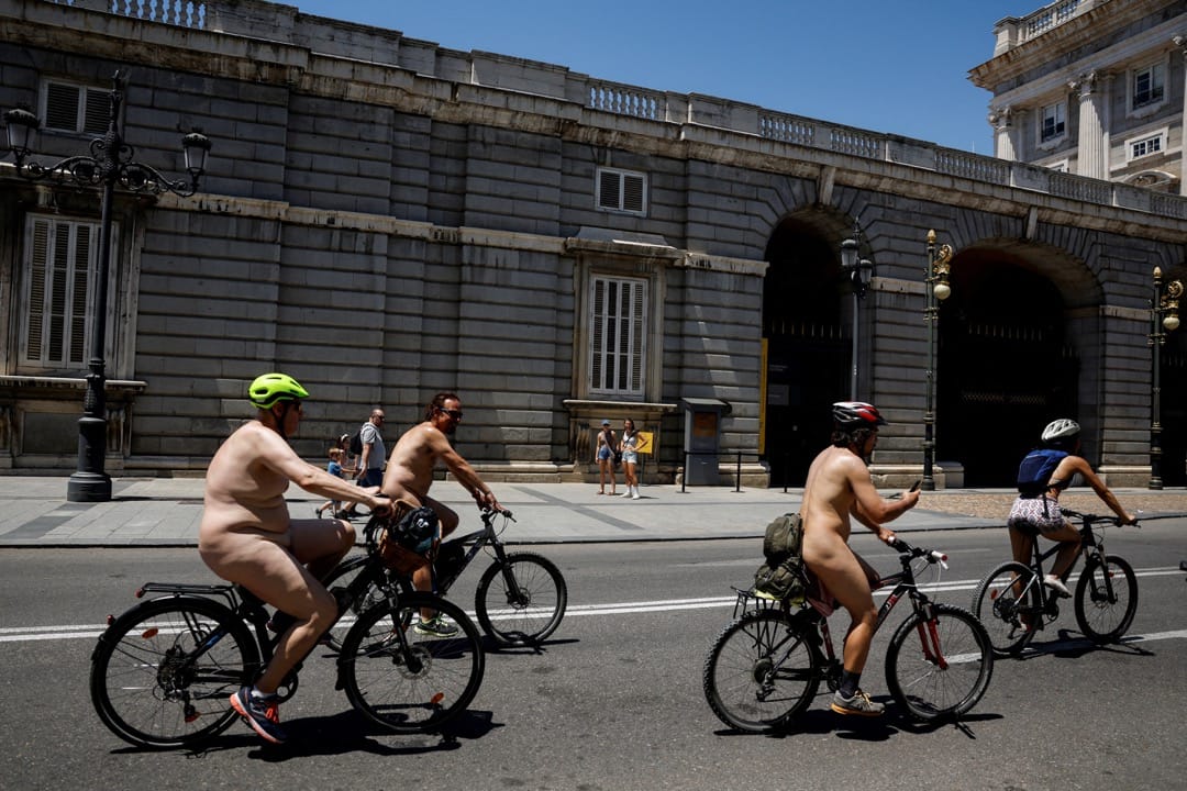 2022年6月11日,西班牙马德里,有单车队裸体骑车唤起对驾驶单车人士安全的关注。
