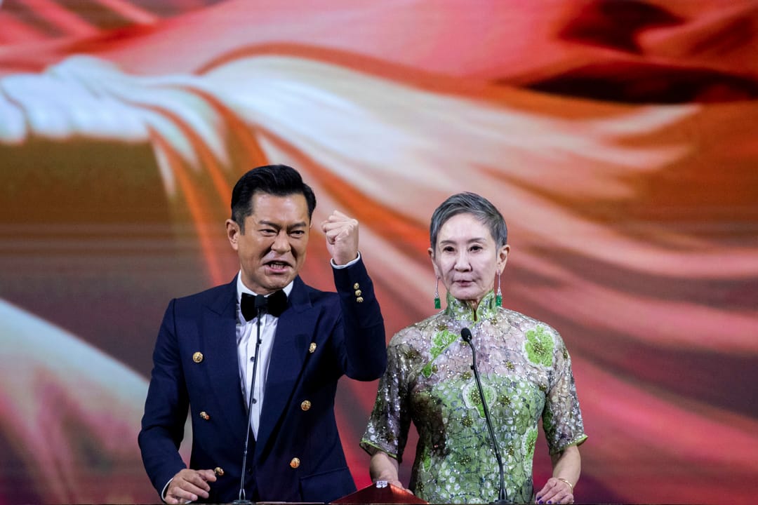 2022年7月17日，第40届香港电影金像奖，古天乐与施南生担任最佳电影颁奖嘉宾。