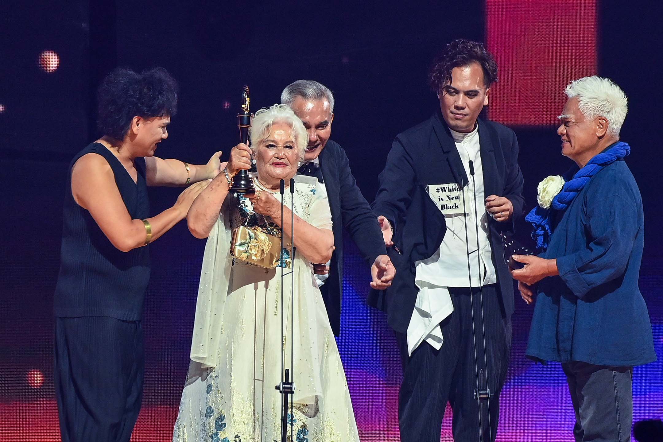 最佳原住民语歌手简燕春。