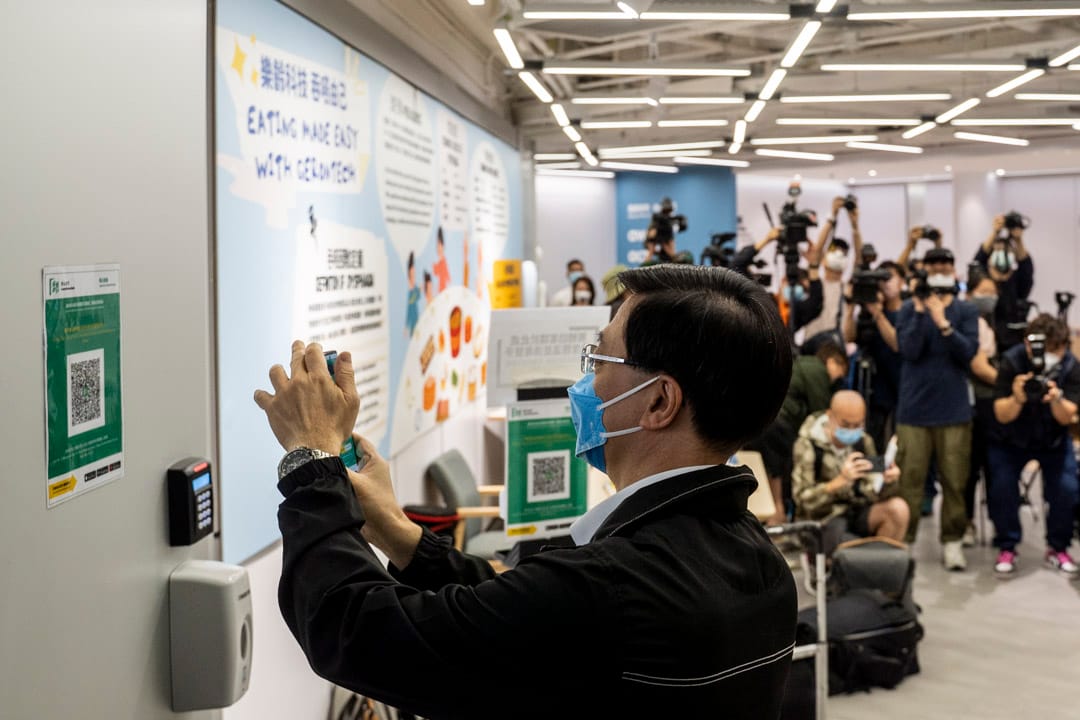 2022年5月1日，特首选举参选人李家超到访沙田探访赛马会“a家”乐龄科技教育及租赁服务中心，并与长者交流，进入前使用安心出行。