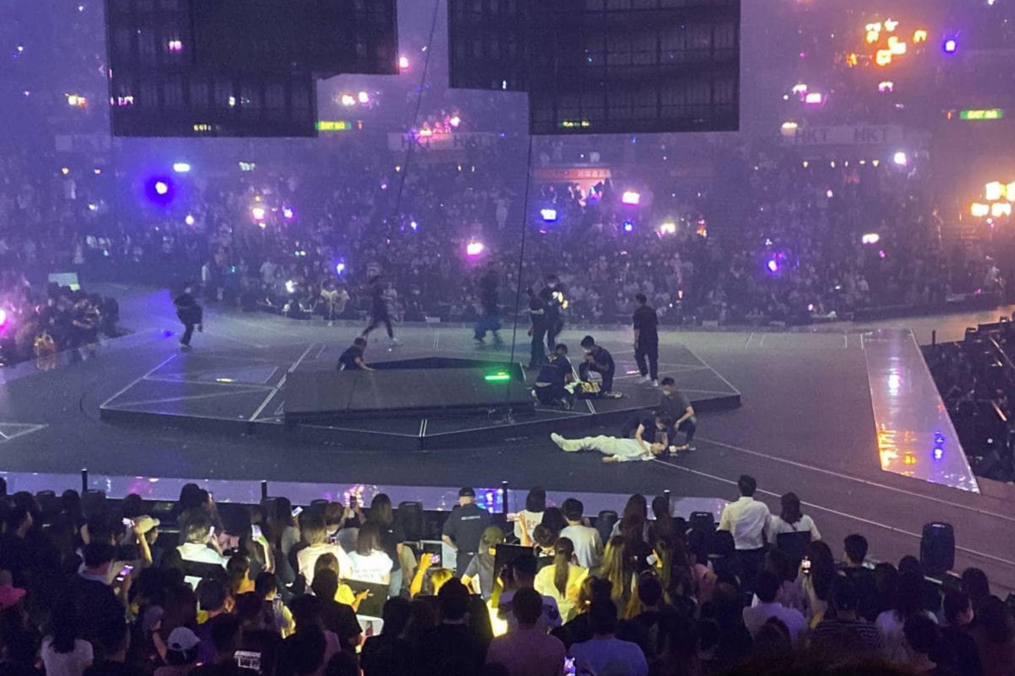 2022年7月28日,香港,MIRROR演唱會進行期間,巨型顯示屏突然從高處跌下,擊中台上的舞蹈員。