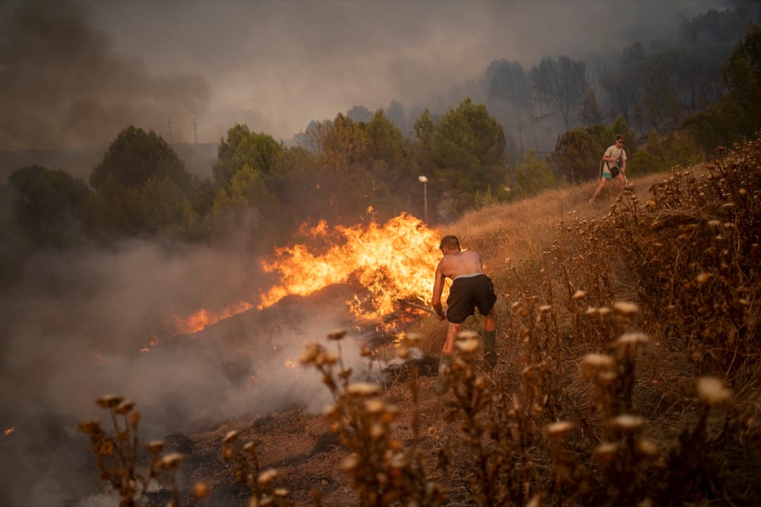 2022年7月17日,西班牙巴塞隆拿发生山火,截止拍摄时山火已焚烧95公顷地,当地消防部门指山火有机会蔓延至邻近1500公顷地,呼吁当地居民疏散。