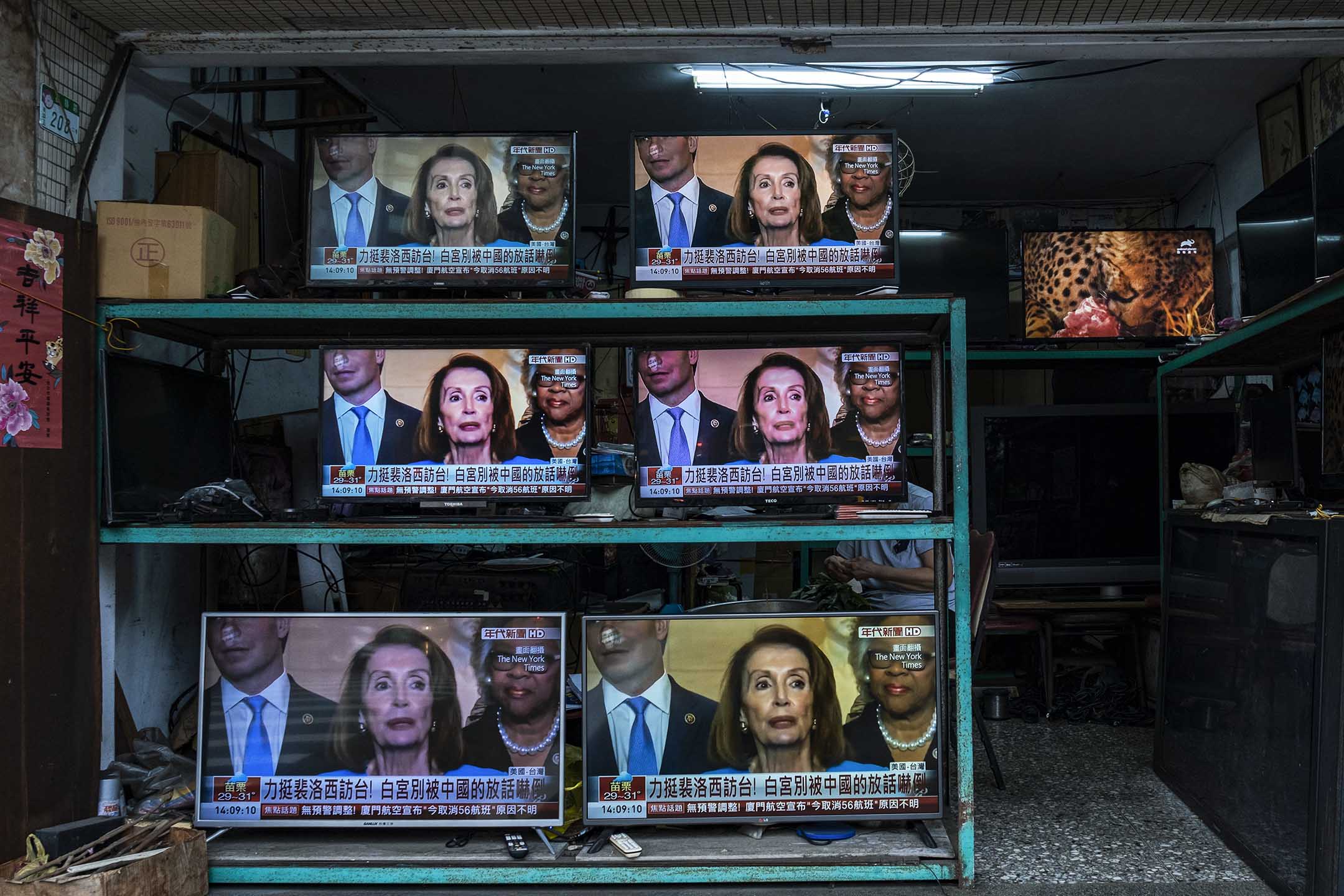 2022年8月2日，台北龙山寺的电器店播放佩洛西访台的新闻。