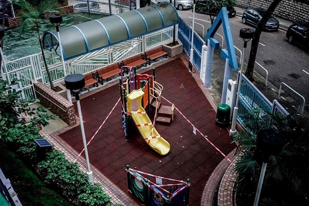 疫情下的装置艺术。