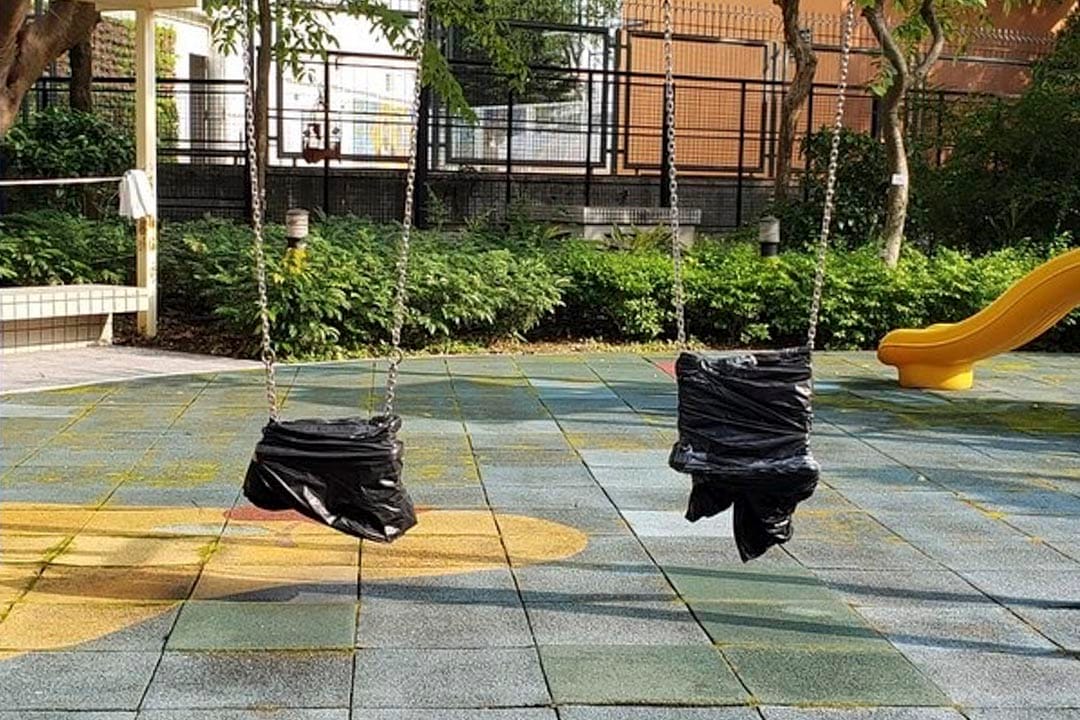 黑色塑胶袋裹住的秋千。