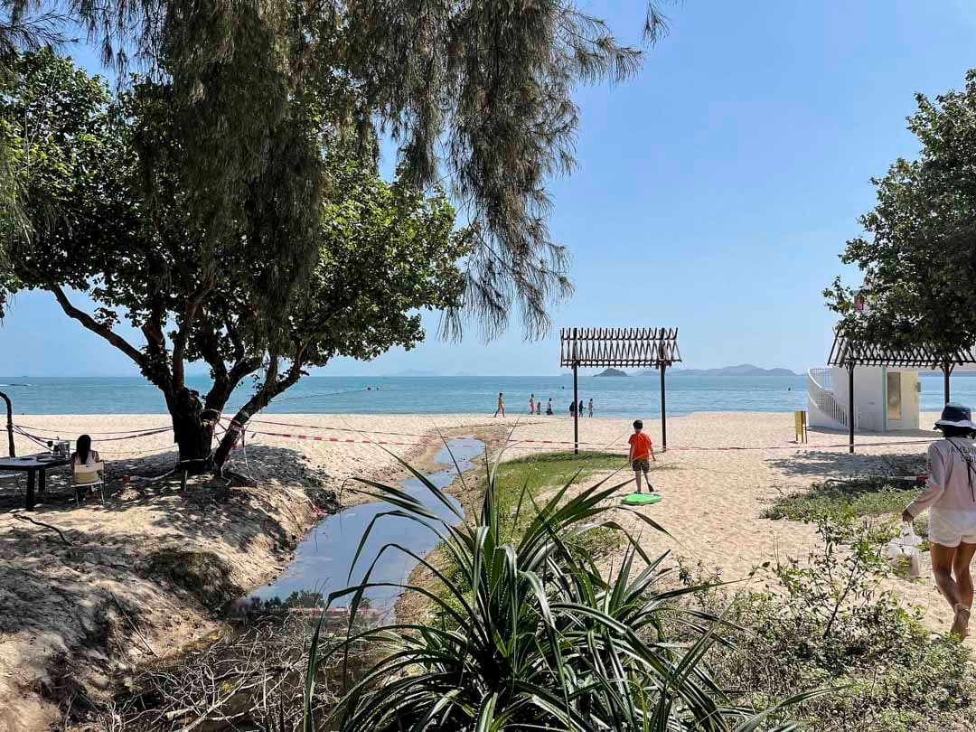 泳滩上透一口气。