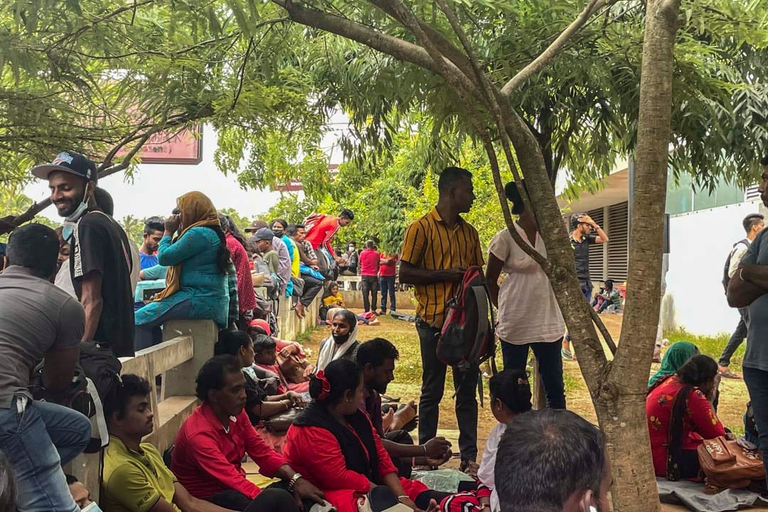 排隊等待辦護照的人群。