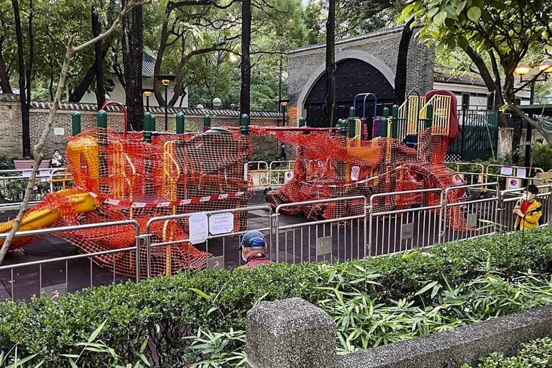 赛马会德华公园的户外游乐场被层层包裹。