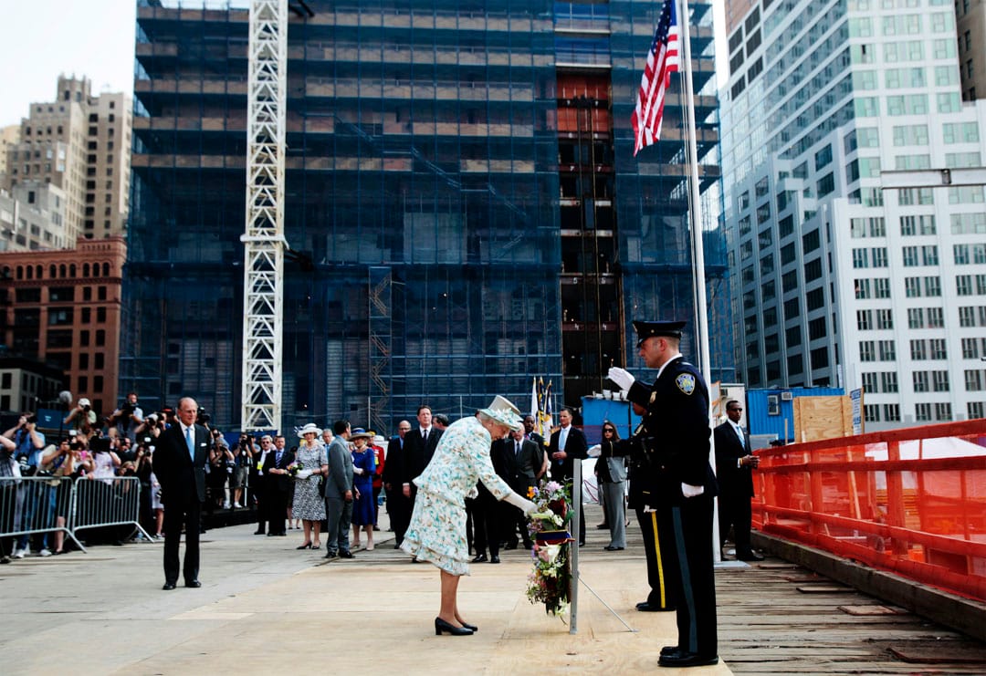 2010年7月6日，英女王伊莉莎白二世到訪美國期間，到紐約市世貿大樓遺址獻花悼念911事件中的遇害者。
