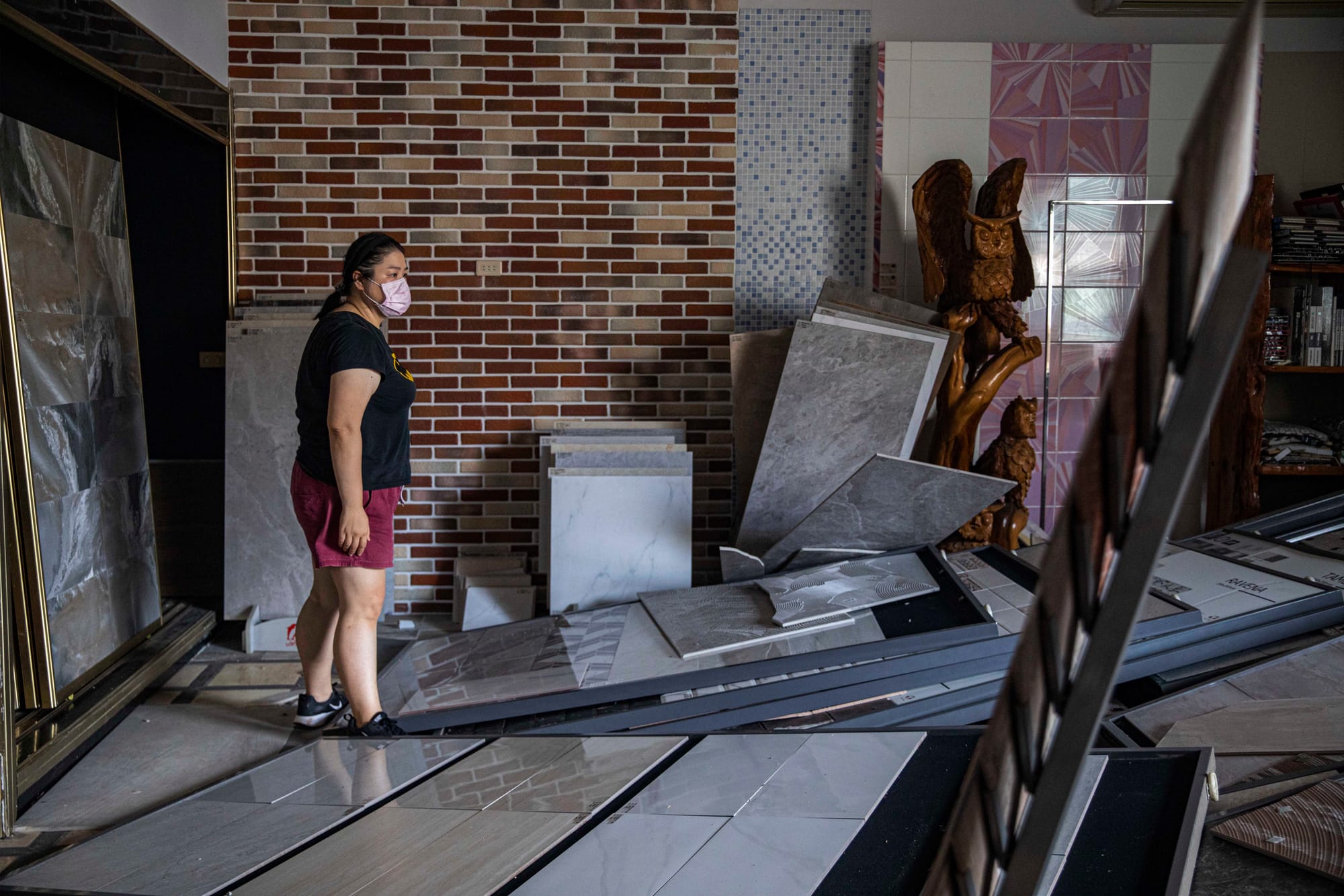 2022年9月19日，地震后，杨文婷在玉里镇上一间建材行。